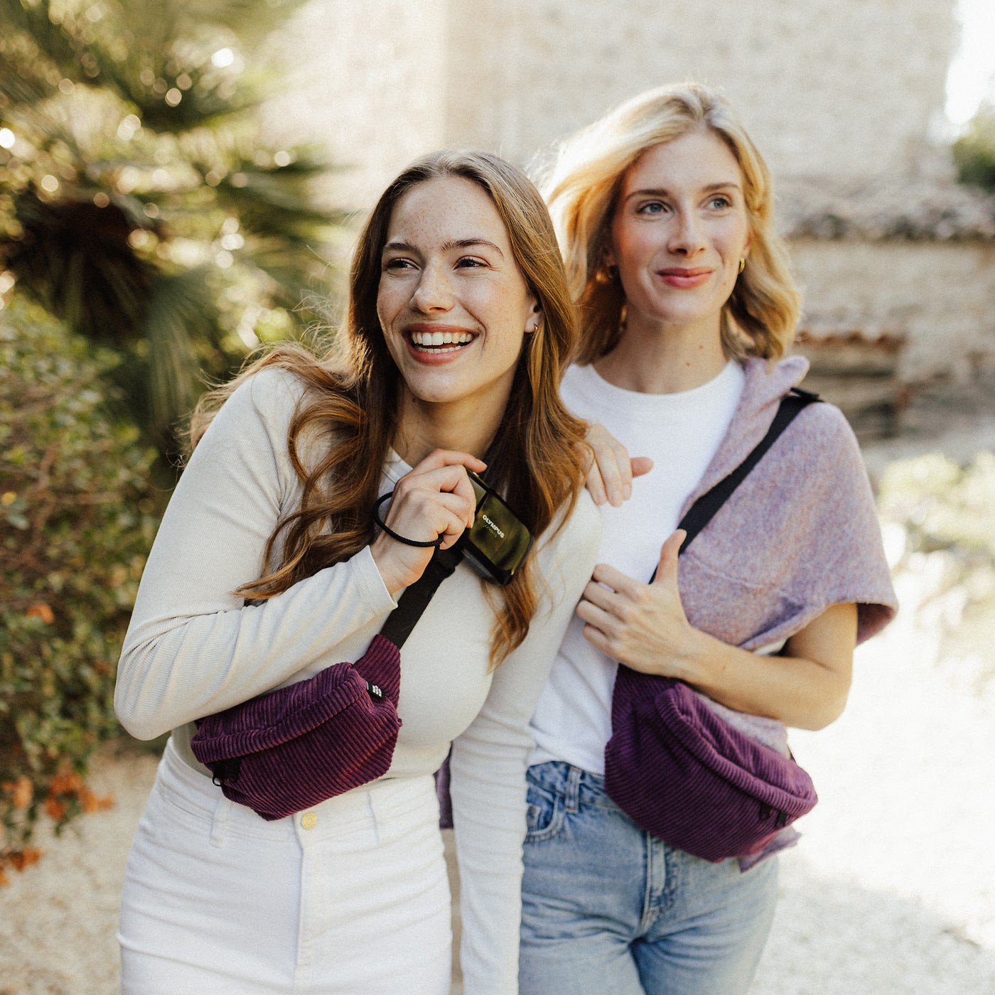 Stilvolle Bauchtaschen & Accessoires aus Aubergine-Cord