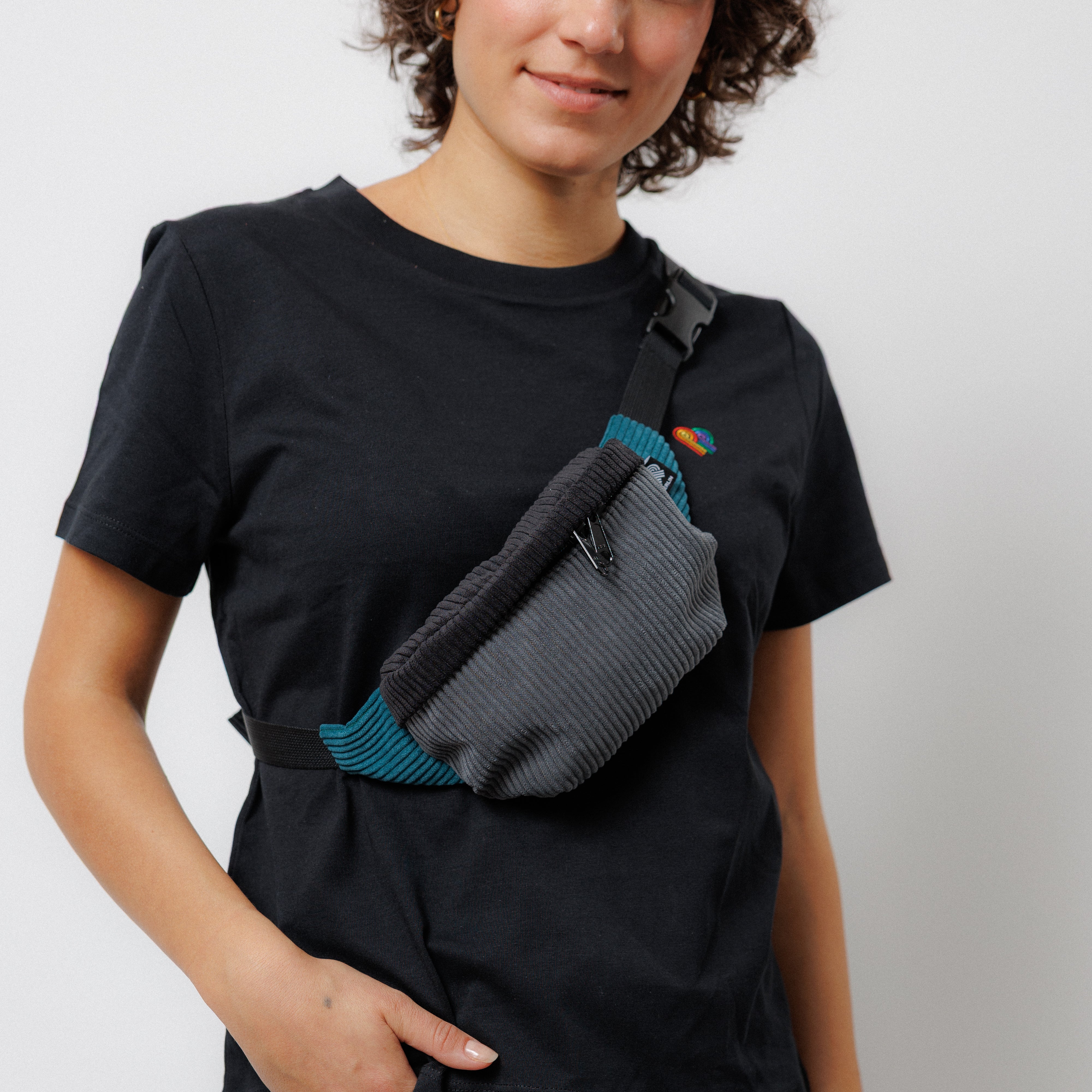 Bauchtasche Klein Eckig Cord Farbtrio Grau / Schwarz / Petrol Detail2 (4) #farbe_Grau / Schwarz / Petrol
