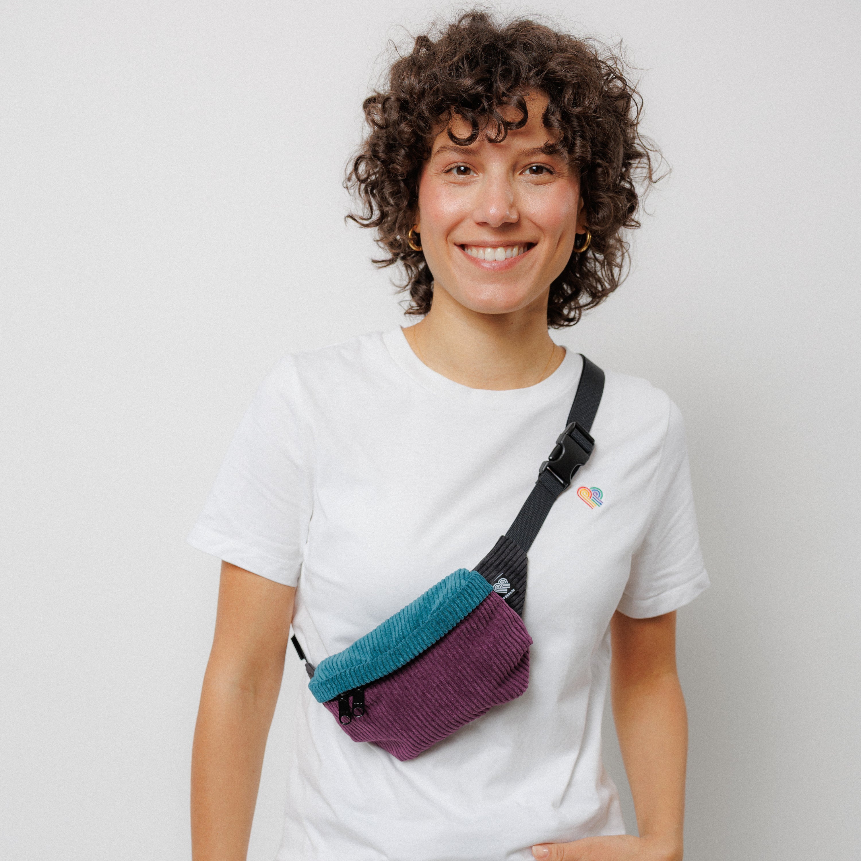 Bauchtasche Klein Eckig Cord Farbtrio Aubergine / Petrol / Schwarz Mood1 (5) #farbe_Aubergine / Petrol / Schwarz