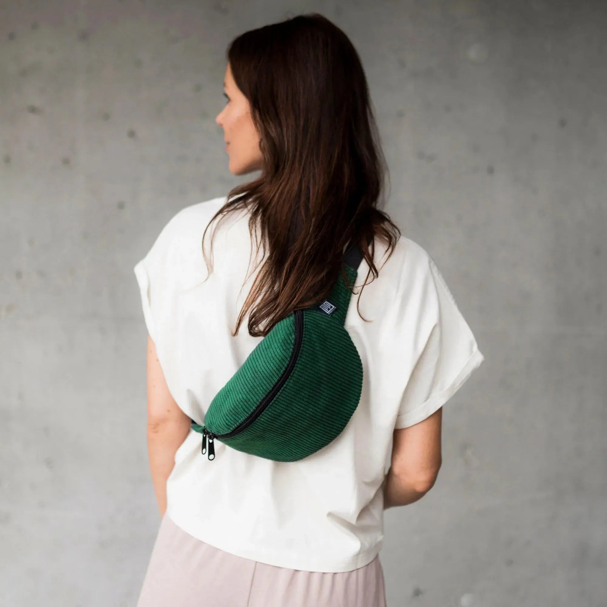 Bauchtasche klassisch, Cord Grün Tragebild2 (5) #farbe_Grün