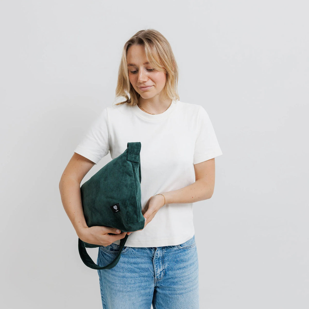 Schultertasche Medium Cord Grün Tragebild2 (9) #farbe_Grün