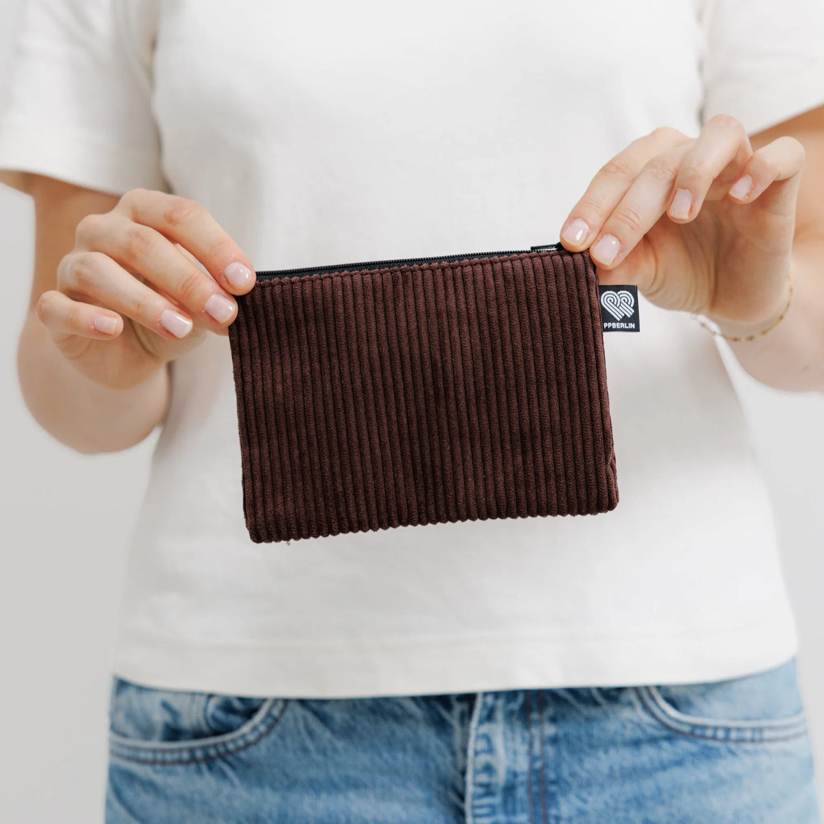 Etui Medium Cord Dunkelbraun Detail1 (2) #farbe_Dunkelbraun