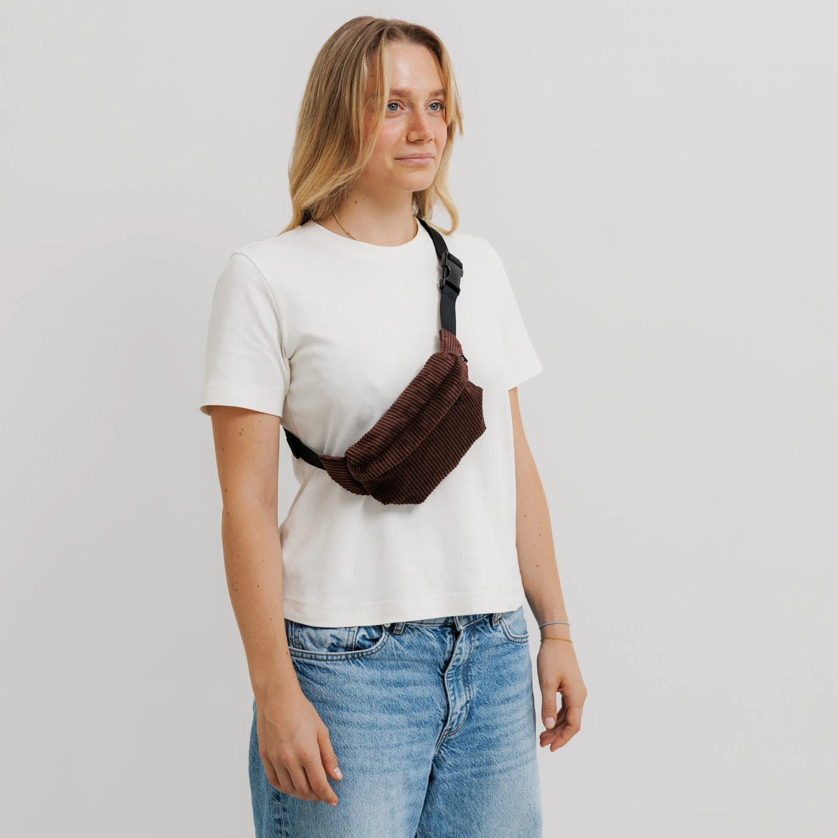 Bauchtasche Klein Eckig Cord Dunkelbraun Model2 (3) #farbe_Dunkelbraun