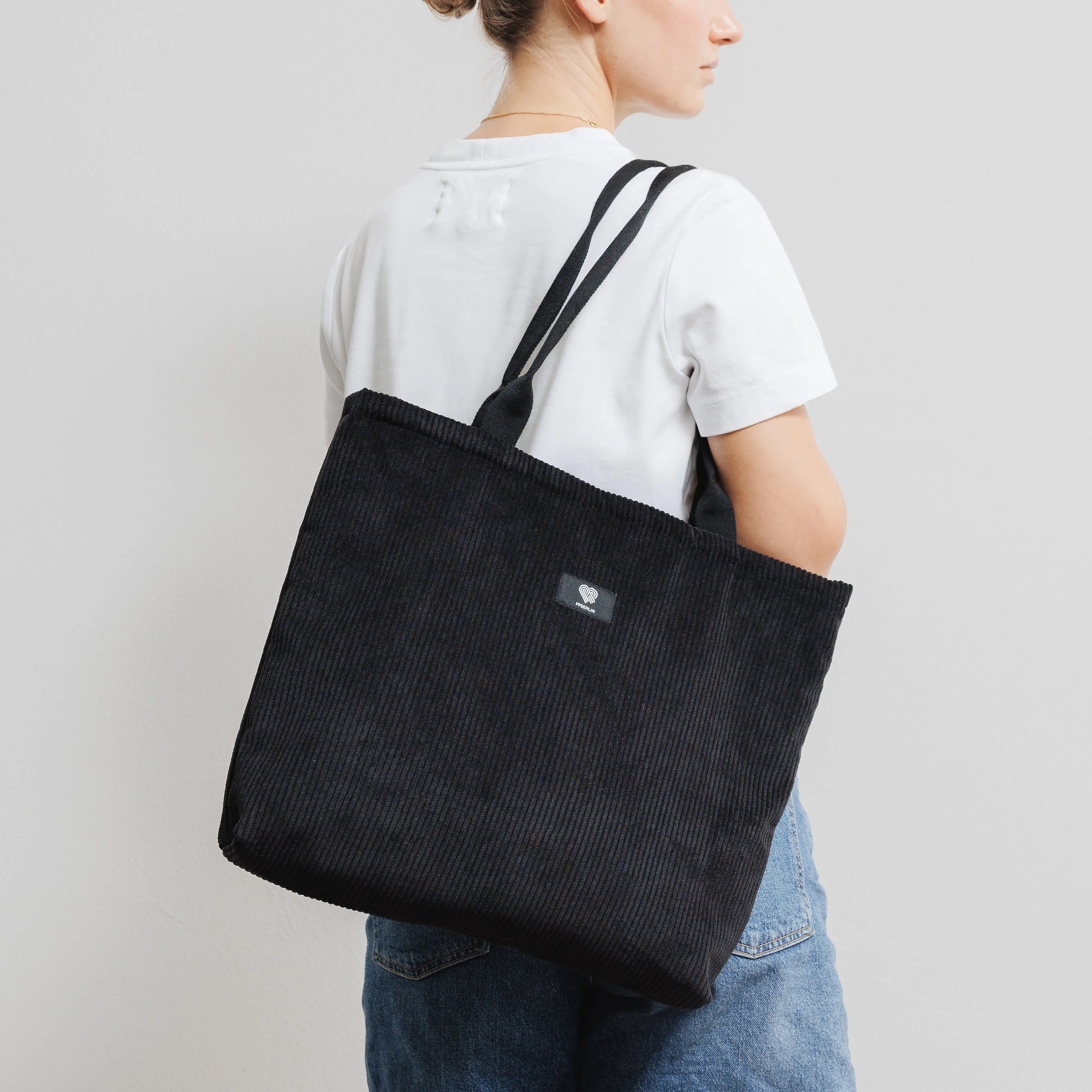 Shopperbag Cord Schwarz Model2 (7) #farbe_Schwarz