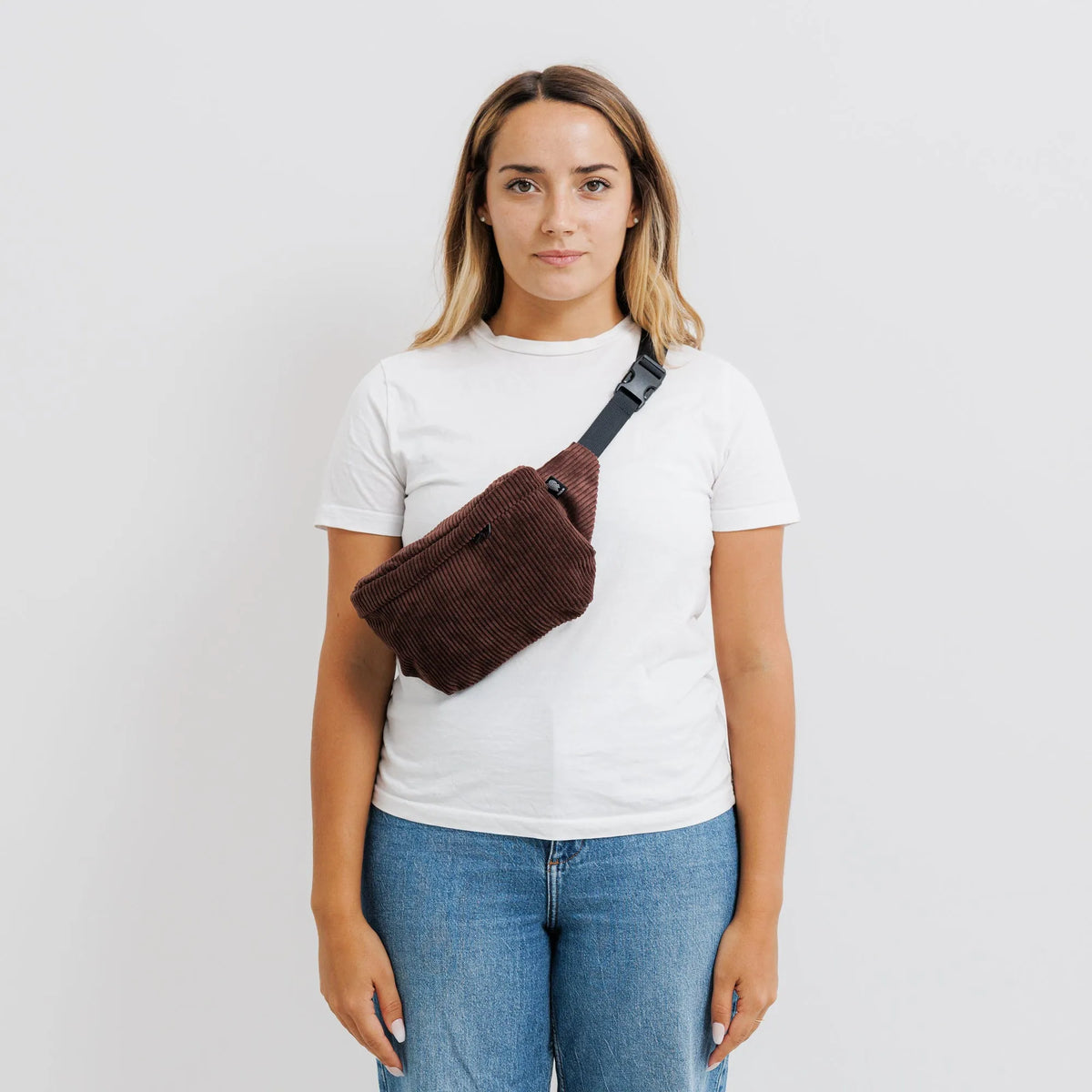 Bauchtasche Medium Eckig Cord Dunkelbraun Model1 (2) #farbe_Dunkelbraun