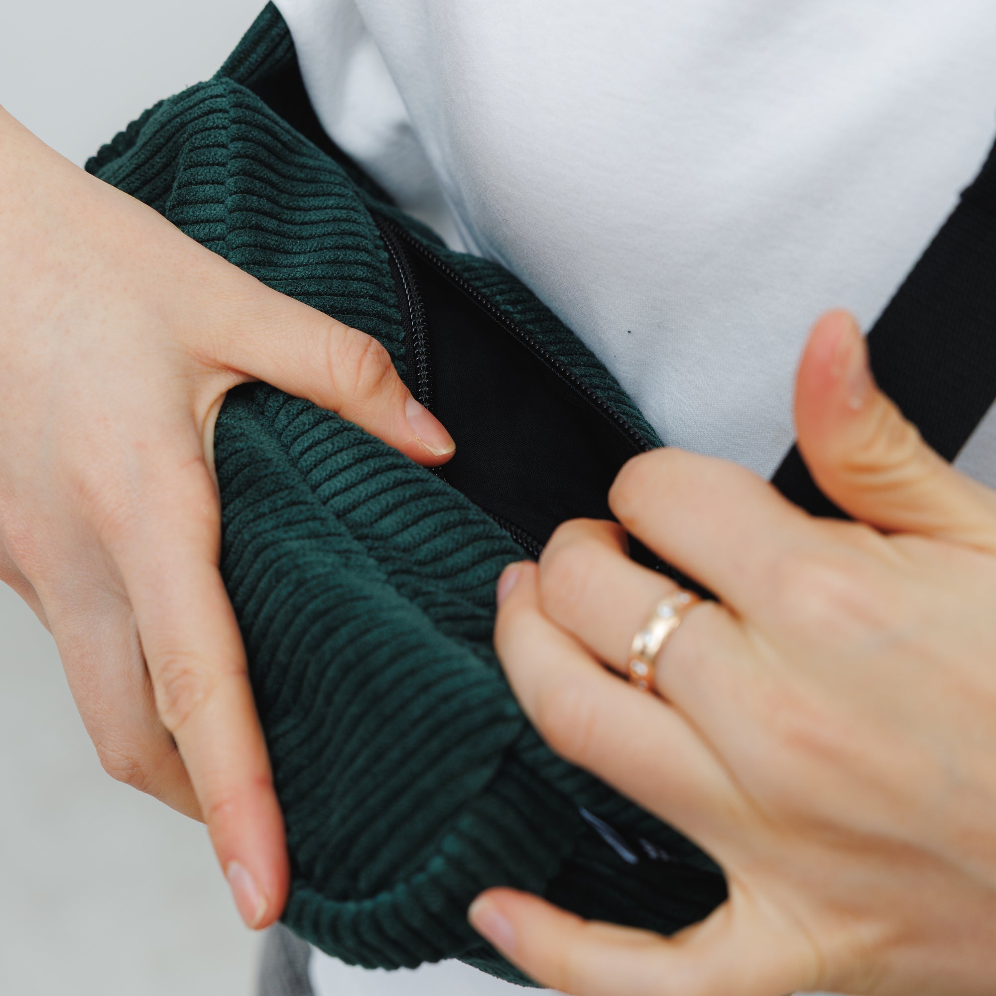 Bauchtasche eckig, Cord Grün Detail2 (5) #farbe_Grün