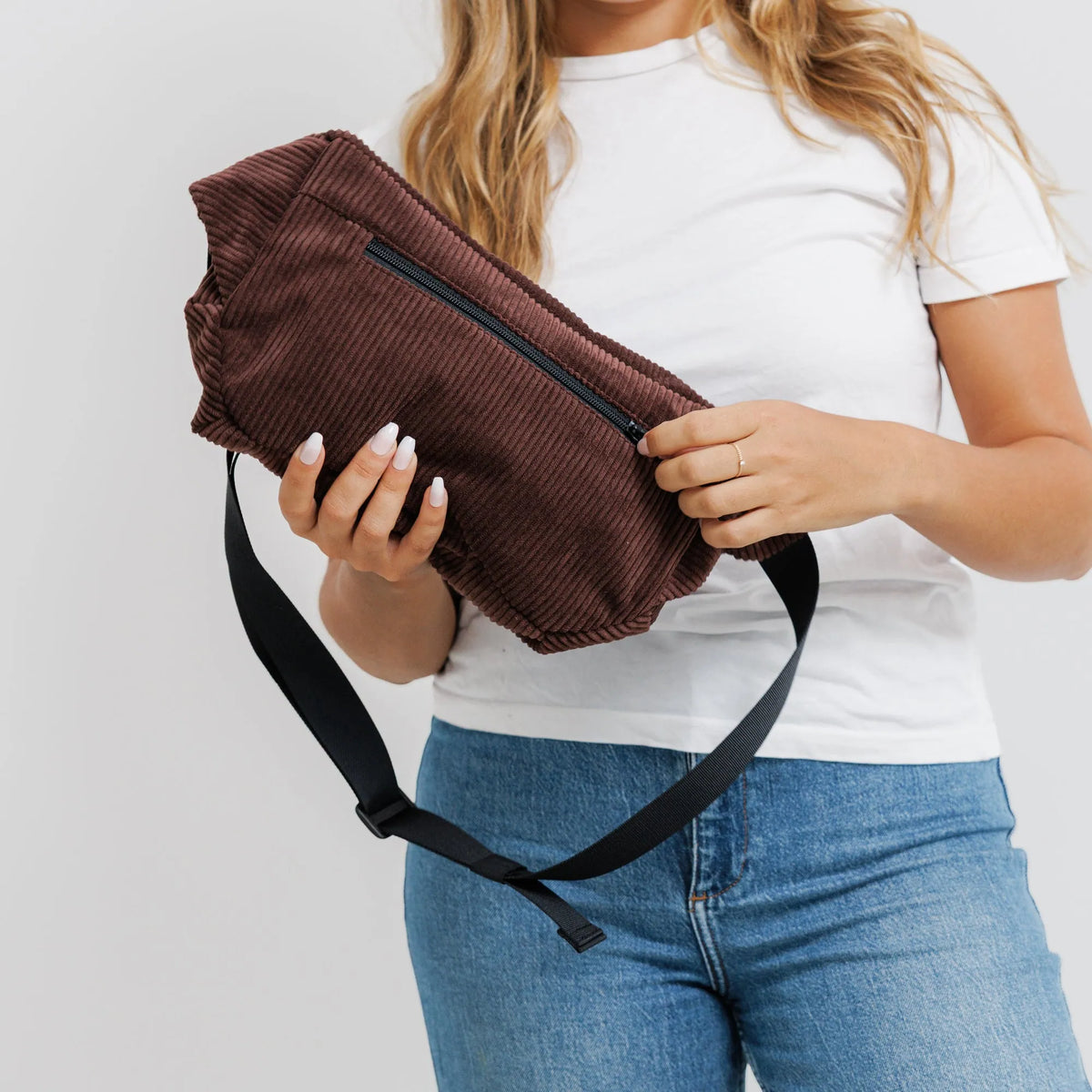 Bauchtasche Groß Eckig Cord Dunkelbraun Detail3 (8) #farbe_Dunkelbraun