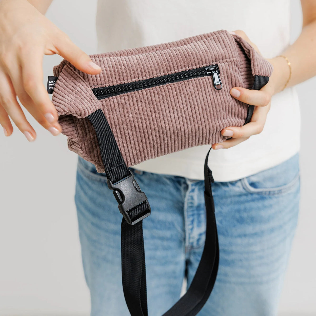 Bauchtasche Medium Eckig Cord Taupe Detail3 (6) #farbe_Taupe