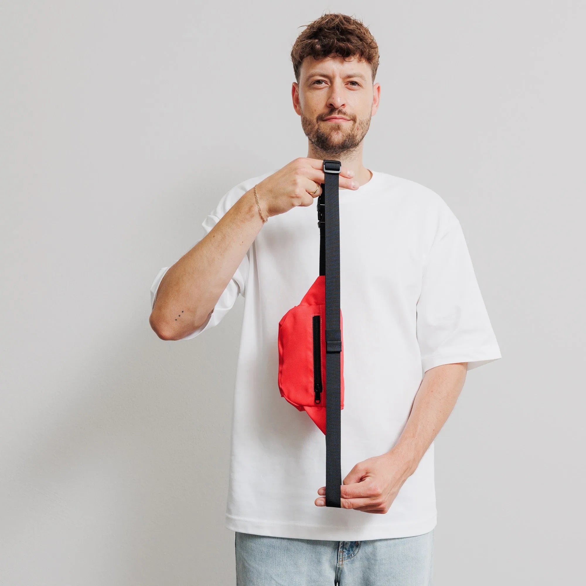Bauchtasche Klein Eckig Meeresplastik Rot – Produktdetail Rückseite #farbe_rot