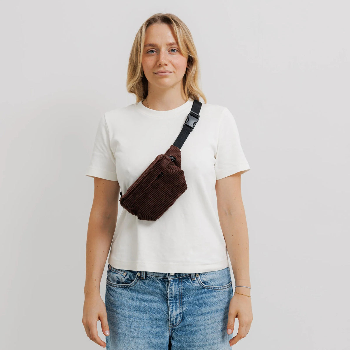 Bauchtasche Klein Eckig Cord Dunkelbraun Model1 (2) #farbe_Dunkelbraun