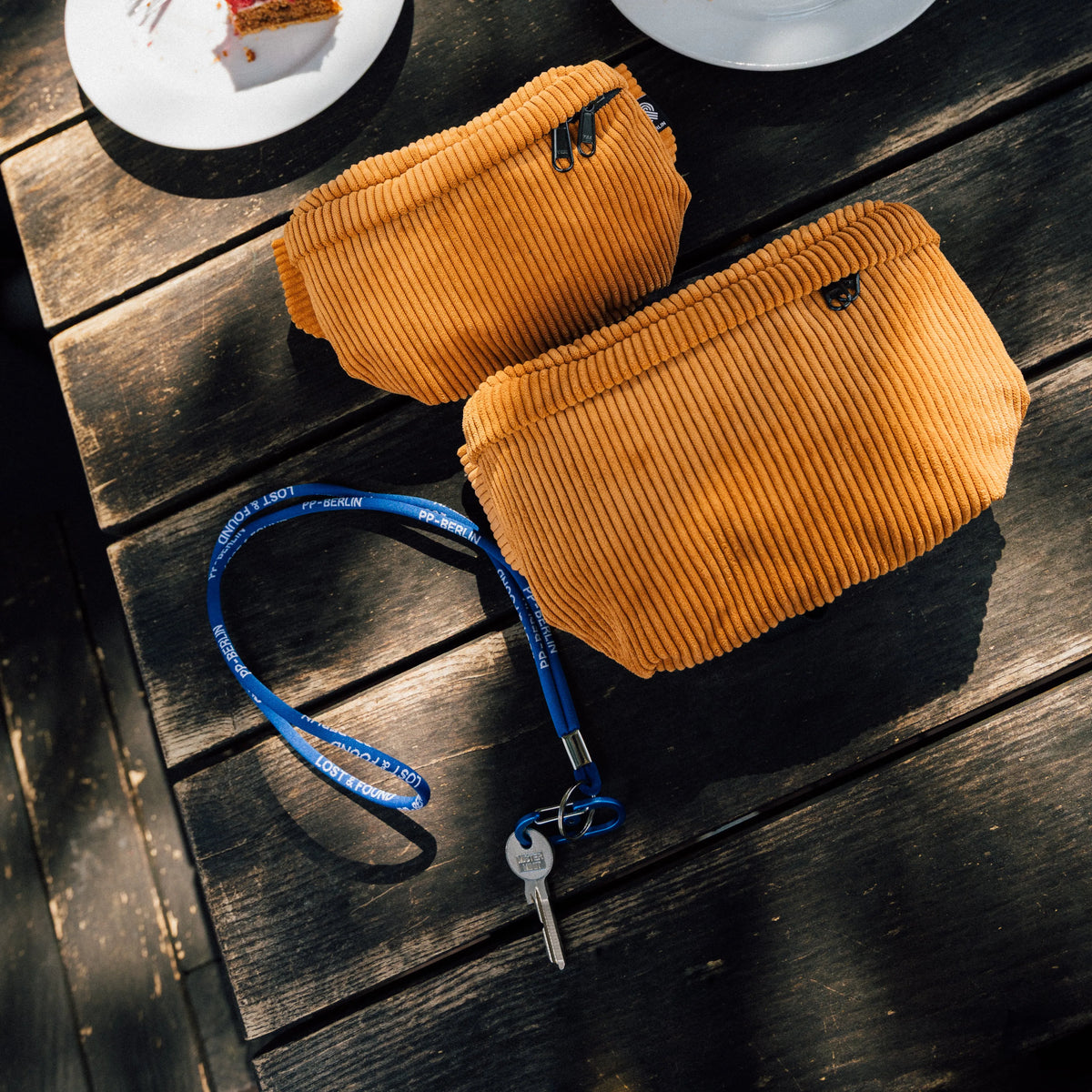 Bauchtasche Klein Eckig Cord Ocker Tragebild1 (8) #farbe_Ocker