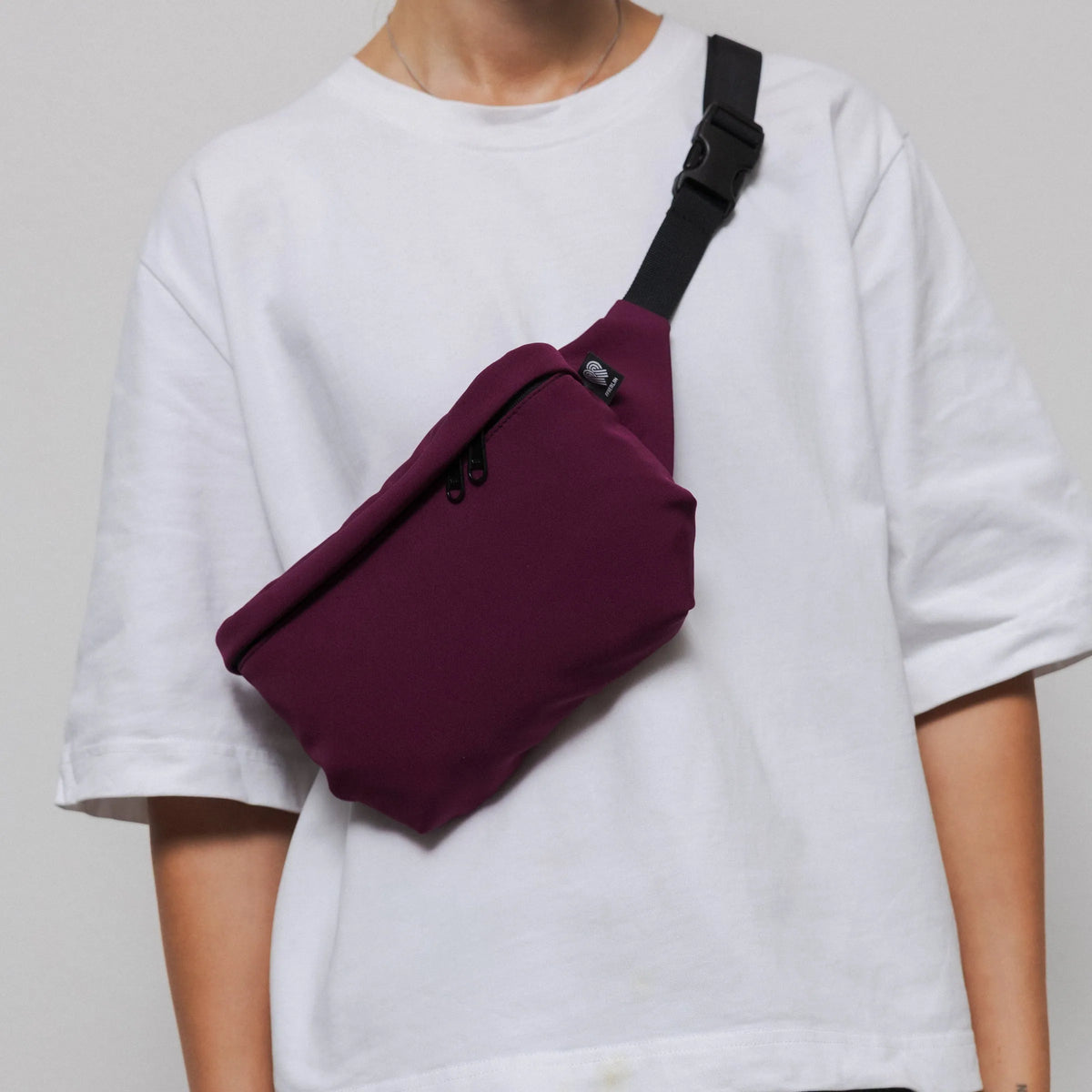 Bauchtasche eckig, Softshell Weinrot Tragebild1 (3) #farbe_weinrot