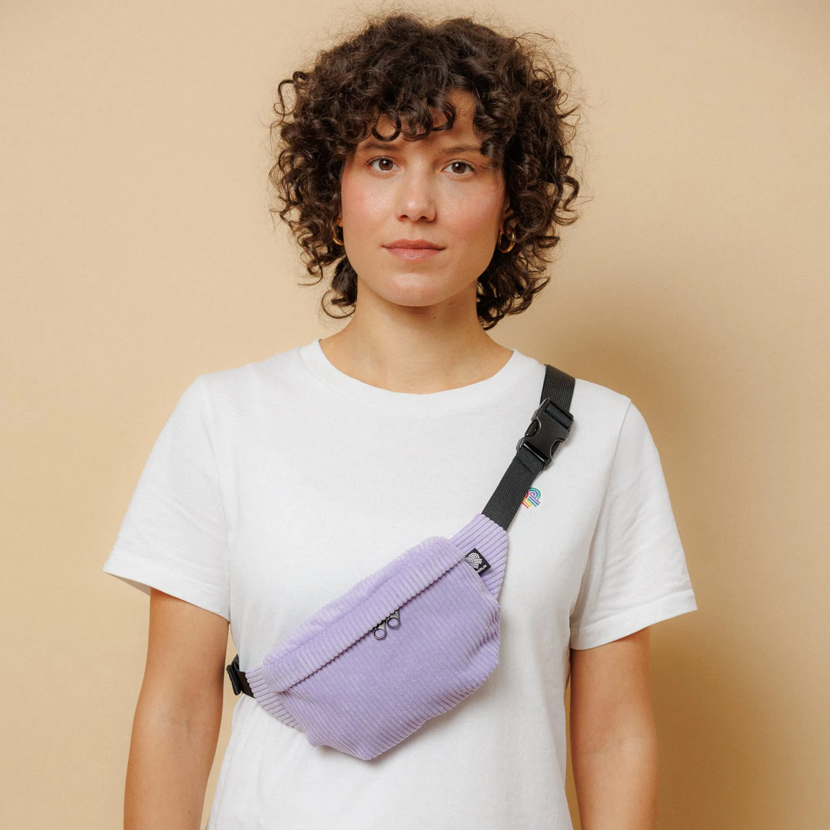 Bauchtasche Klein Eckig Cord Flieder Model1 (2) #farbe_Flieder