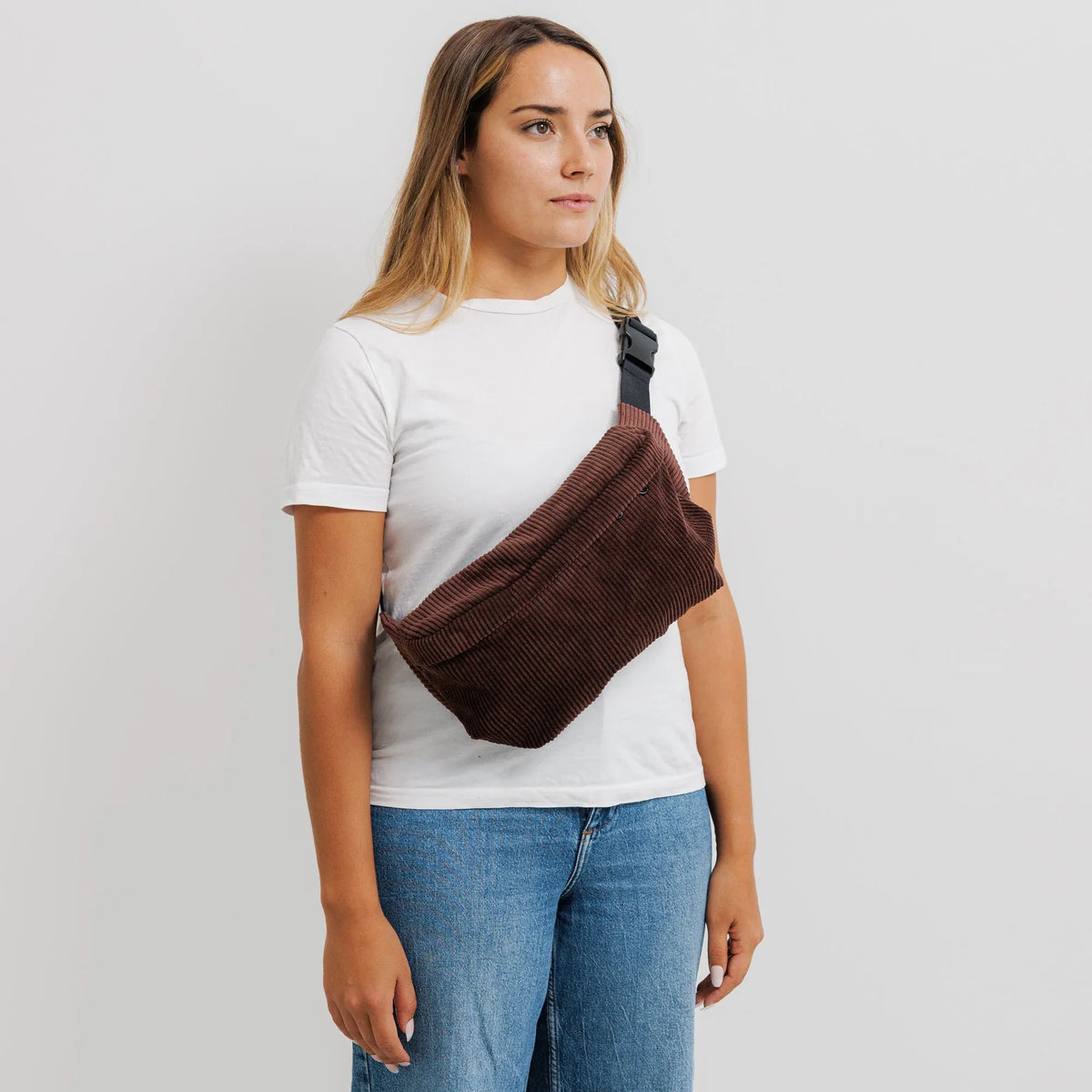 Bauchtasche Groß Eckig Cord Dunkelbraun Model2 (3) #farbe_Dunkelbraun