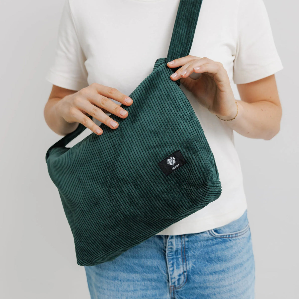 Schultertasche Medium Cord Grün Detail2 (6) #farbe_Grün