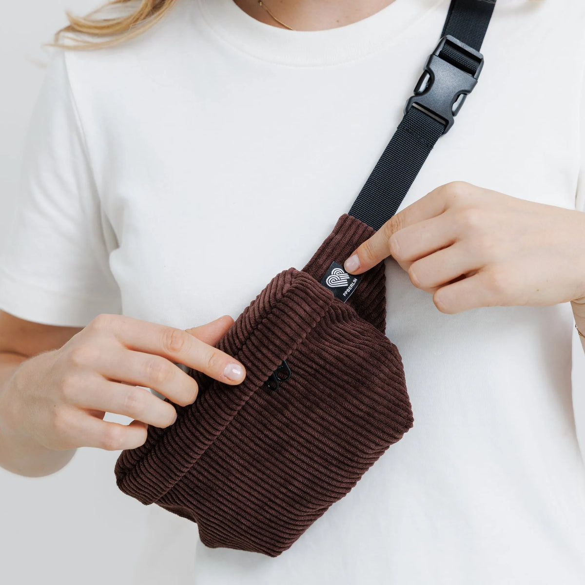 Bauchtasche Klein Eckig Cord Dunkelbraun Detail1 (6) #farbe_Dunkelbraun