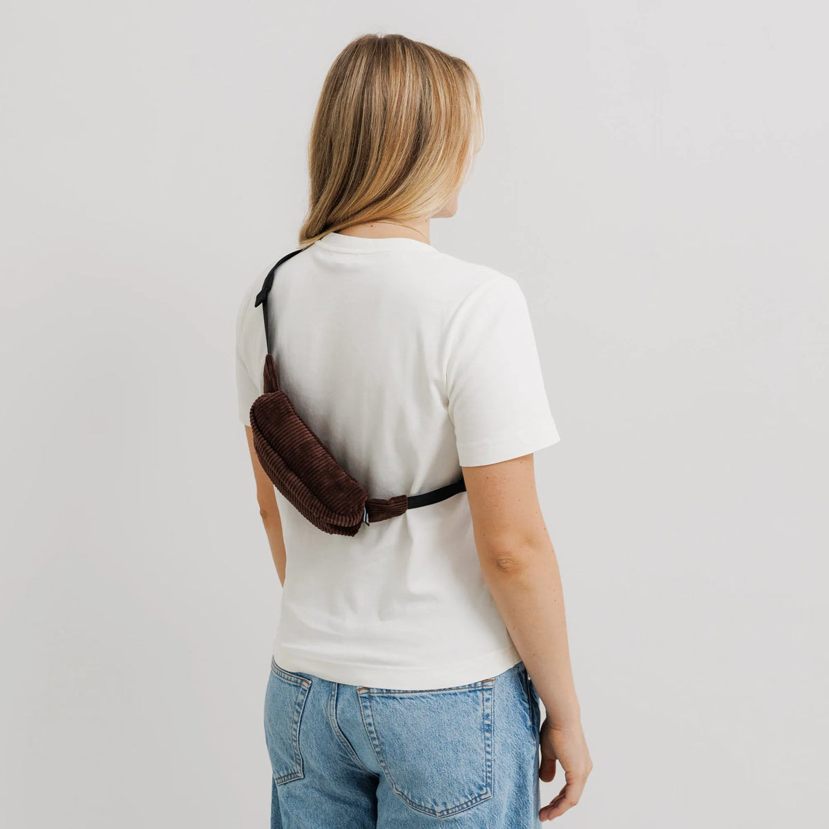 Bauchtasche Klein Eckig Cord Dunkelbraun Model3 (4) #farbe_Dunkelbraun