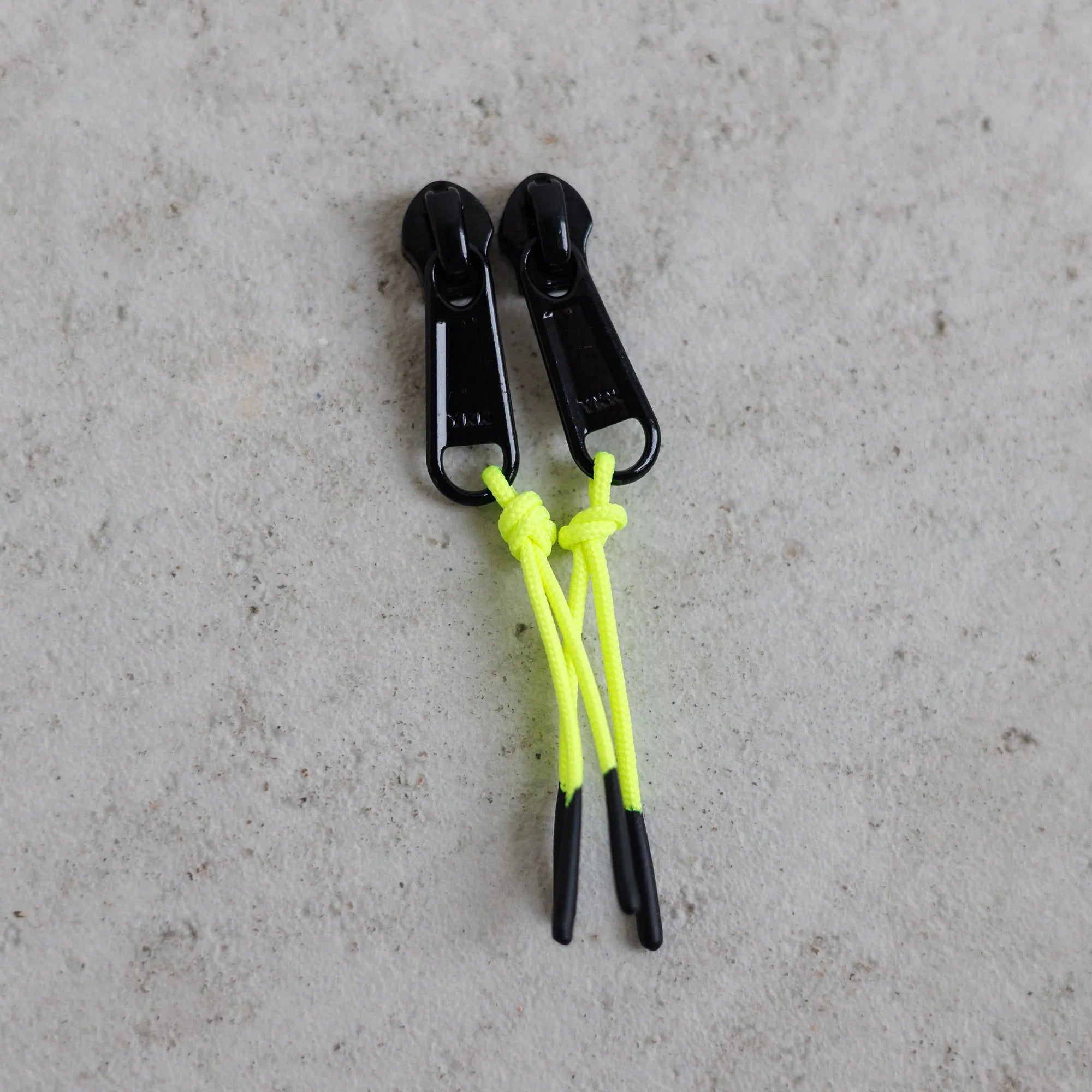 Zipper Puller – Neongelb/Schwarz (0) #farbe_Neongelb/Schwarz