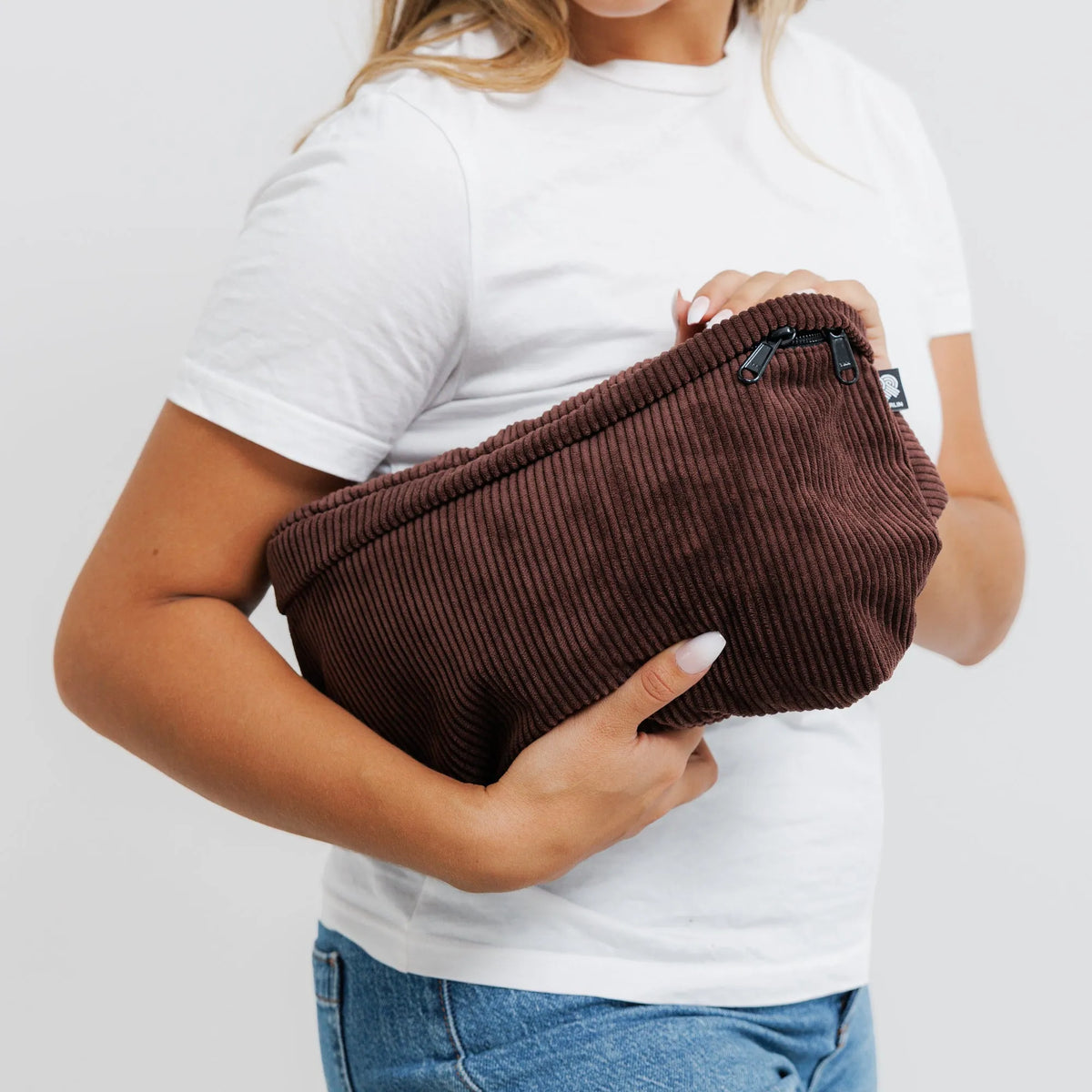 Bauchtasche Groß Eckig Cord Dunkelbraun Mood1 (11) #farbe_Dunkelbraun