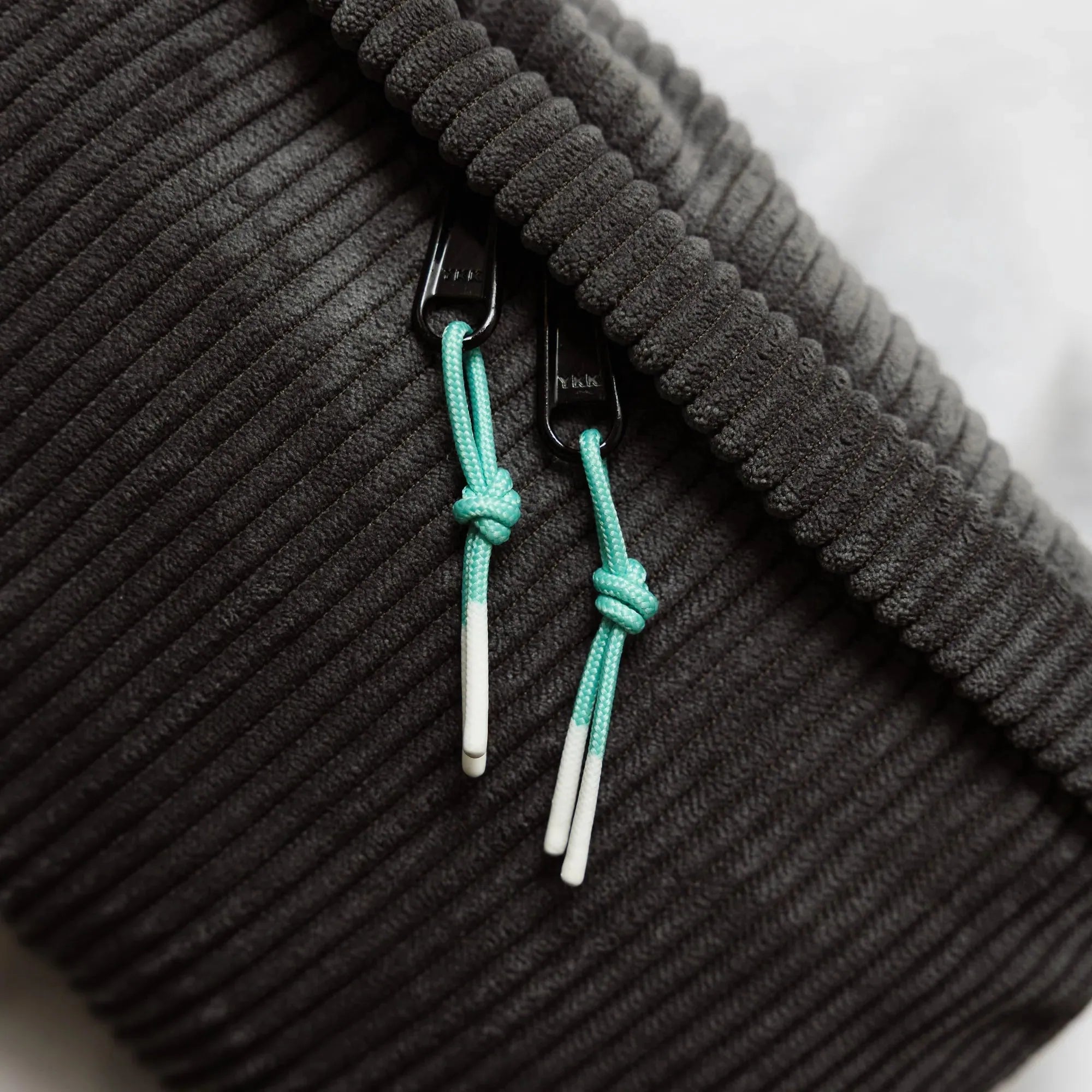 Zipper Puller in Türkis/Weiß (2 Stück) Detail (1) #farbe_türkis/weiß