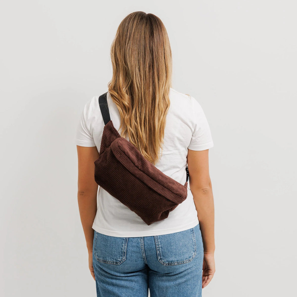 Bauchtasche Groß Eckig Cord Dunkelbraun Model3 (4) #farbe_Dunkelbraun