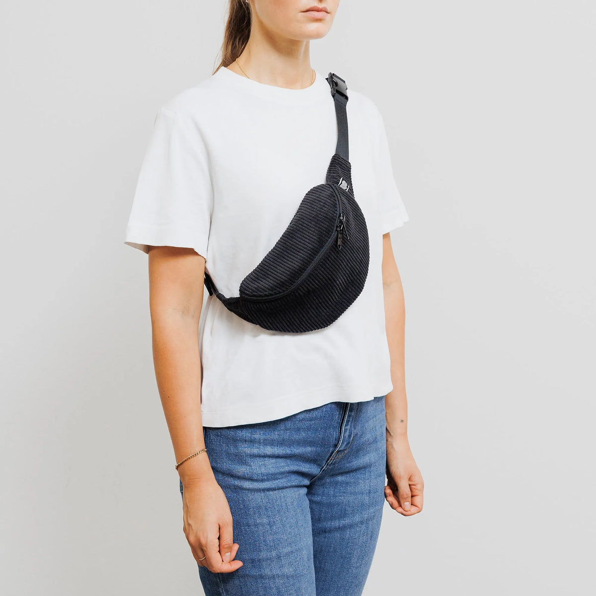 Bauchtasche klassisch, Cord Schwarz Model1 (3) #farbe_Schwarz