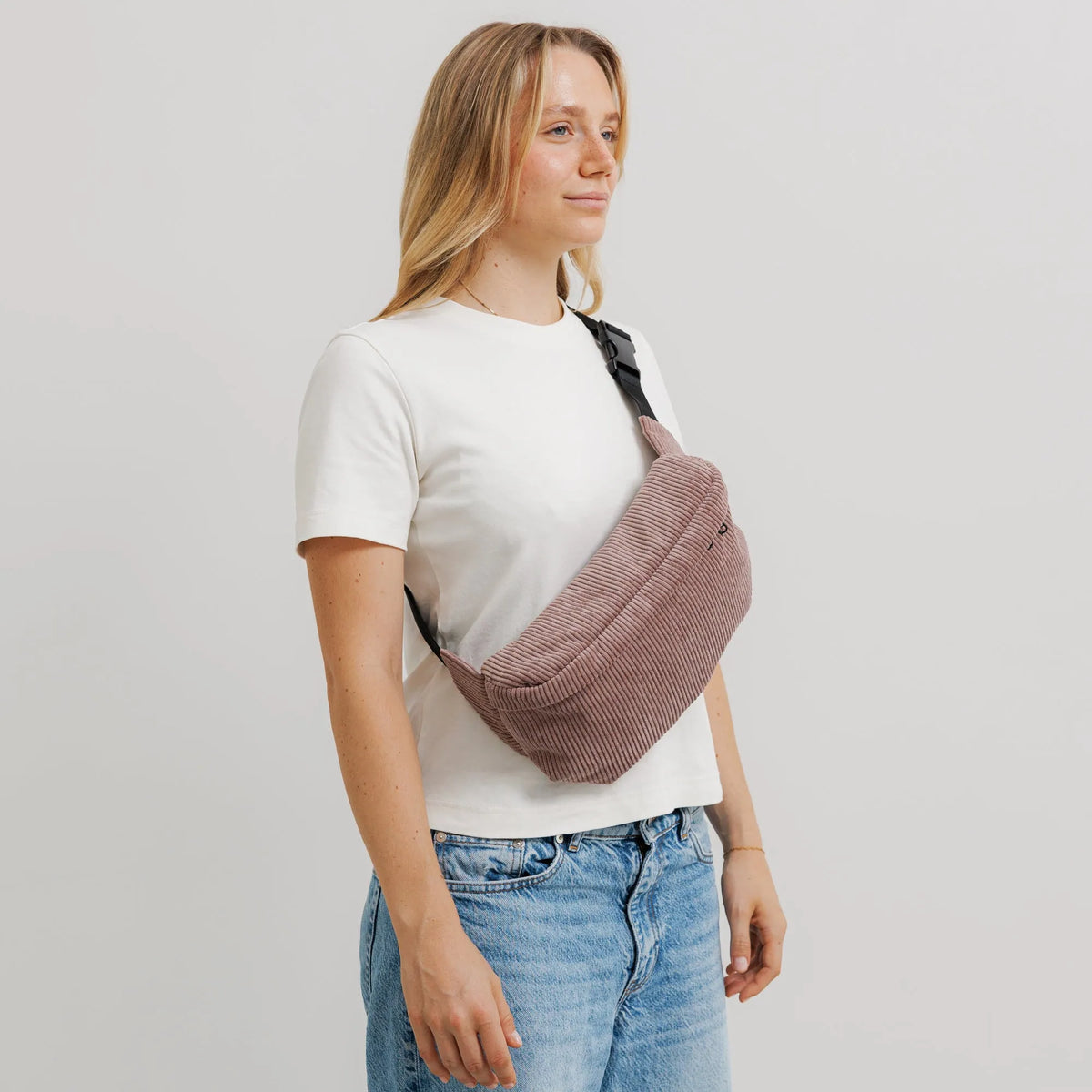 Bauchtasche Groß Eckig Cord Taupe Tragebild1 (5) #farbe_Taupe