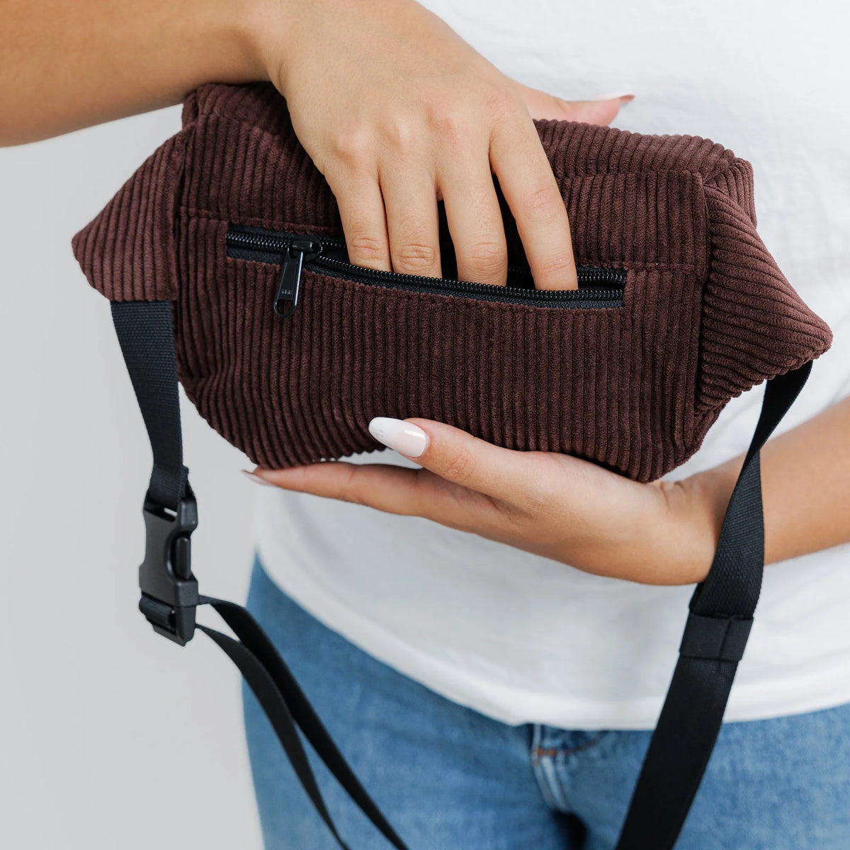 Bauchtasche Medium Eckig Cord Dunkelbraun Detail3 (7) #farbe_Dunkelbraun