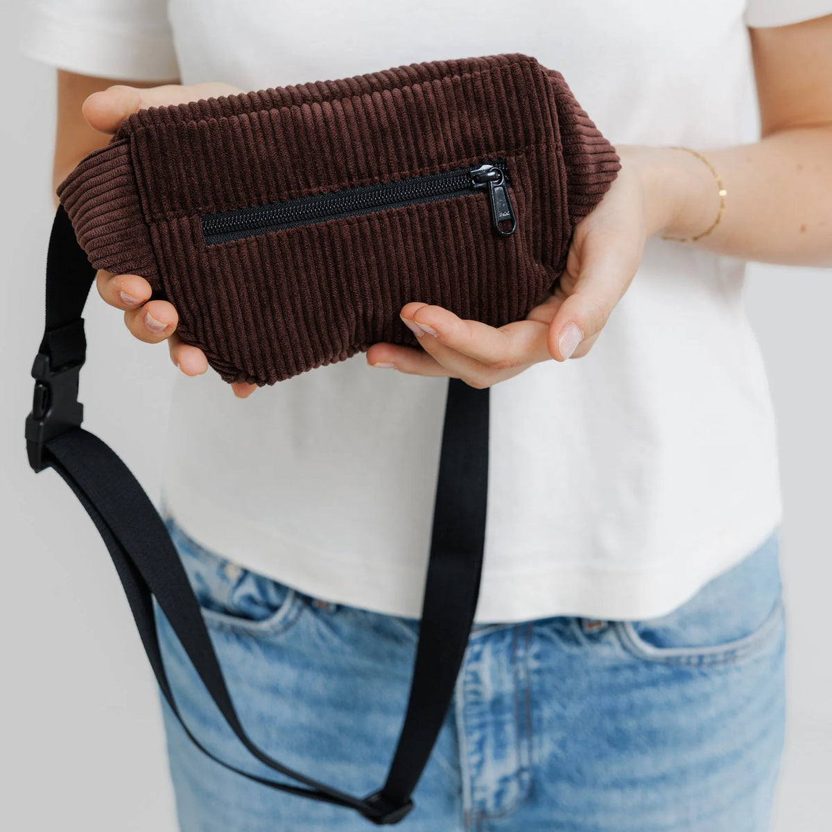 Bauchtasche Klein Eckig Cord Dunkelbraun Detail2 (7) #farbe_Dunkelbraun