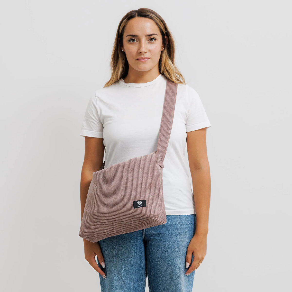 Schultertasche Medium Cord Taupe Tragebild1 (3) #farbe_Taupe