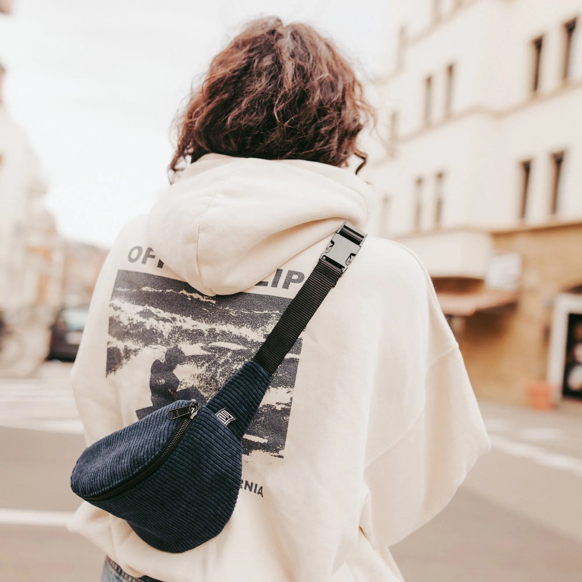 Bauchtasche klassisch, Cord Dunkelblau Mood2 (4) #farbe_Dunkelblau