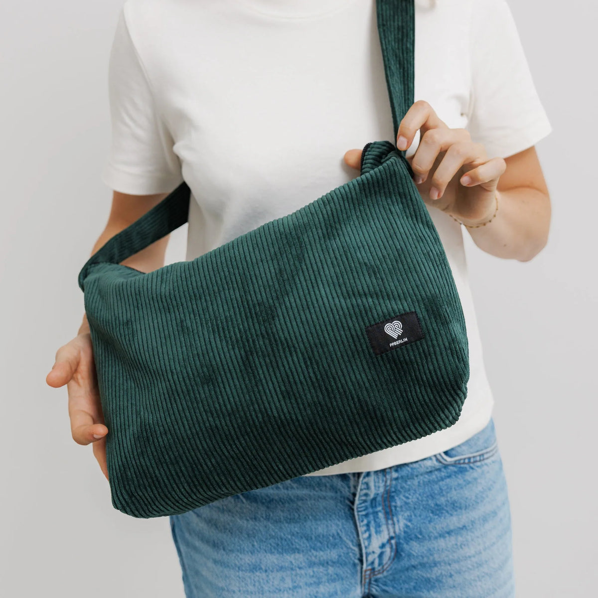 Schultertasche Medium Cord Grün Detail1 (5) #farbe_Grün