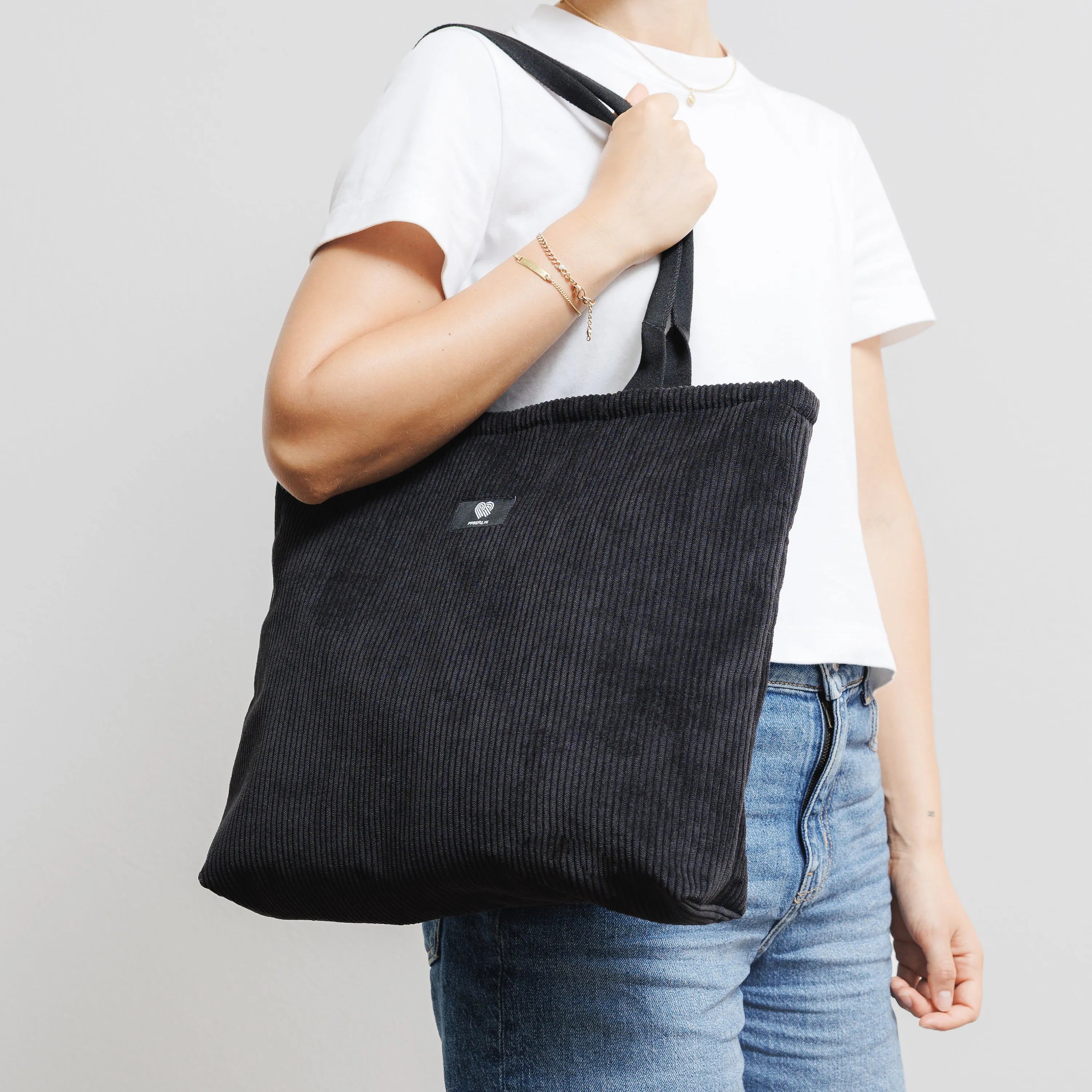 Shopperbag Cord Schwarz Model3 (8) #farbe_Schwarz