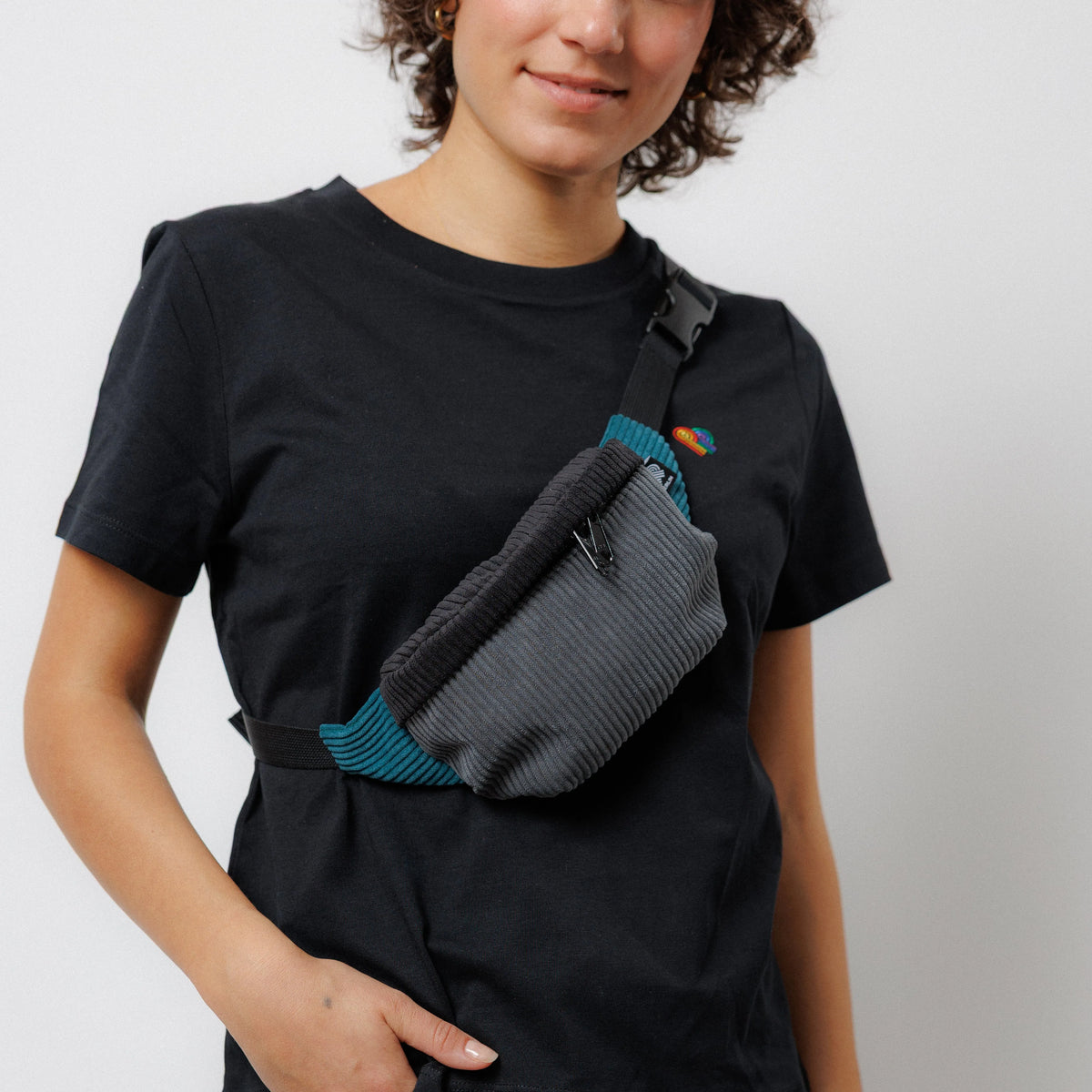 Bauchtasche Klein Eckig Cord Farbtrio Grau / Schwarz / Petrol Detail2 (4) #farbe_Grau / Schwarz / Petrol