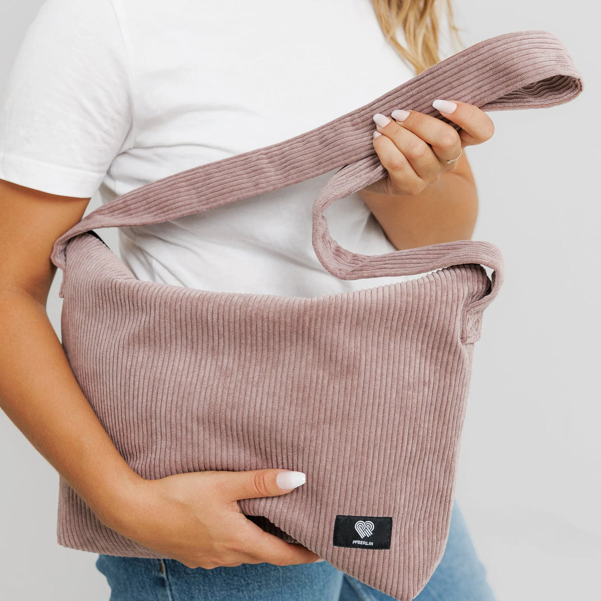 Schultertasche Medium Cord Taupe Detail3 (7) #farbe_Taupe