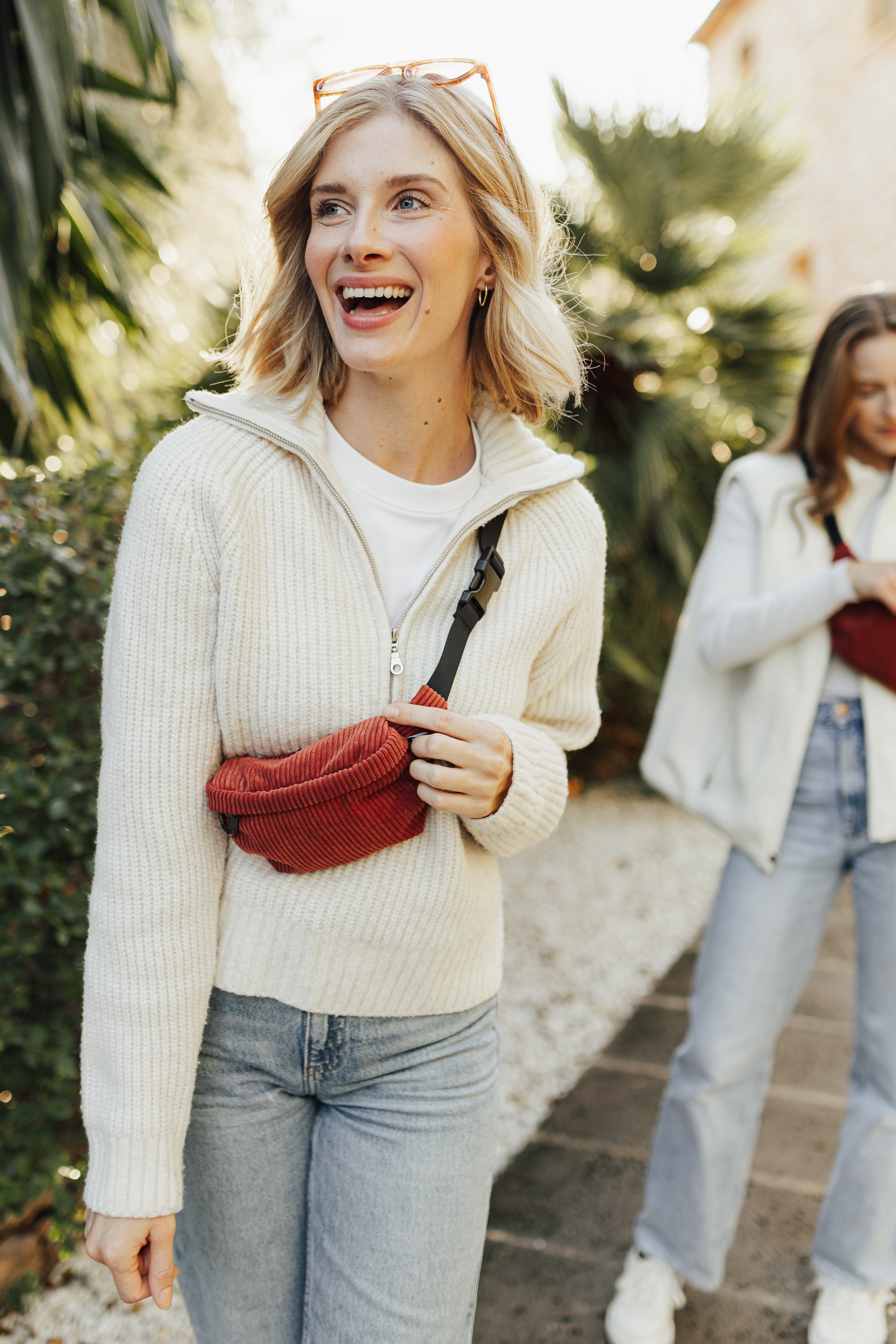 Bauchtasche Eckig klein, Cord Blutorange Mood1 (2) #farbe_Blutorange