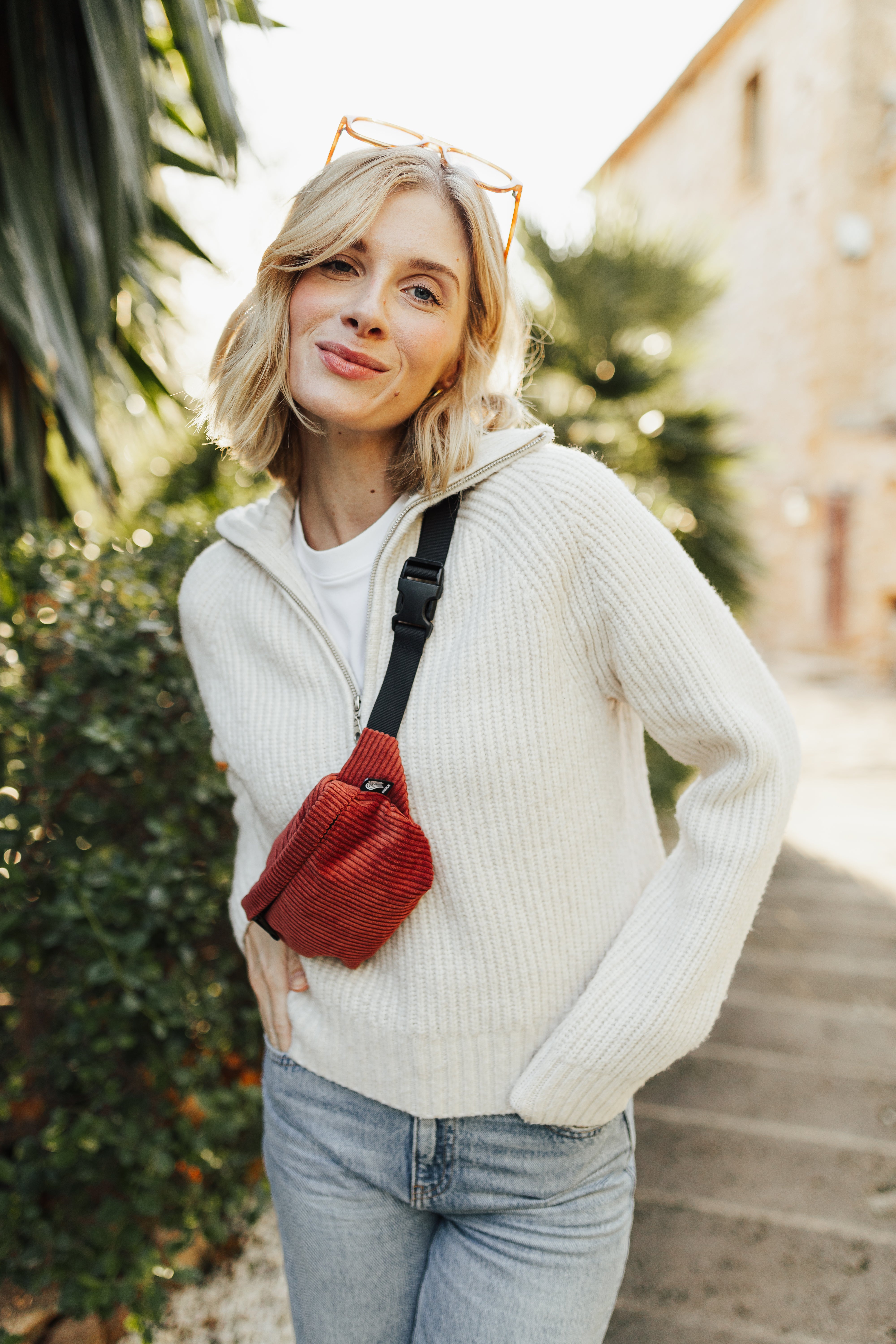 Bauchtasche Eckig klein, Cord Blutorange Tragebild2 (5) #farbe_Blutorange