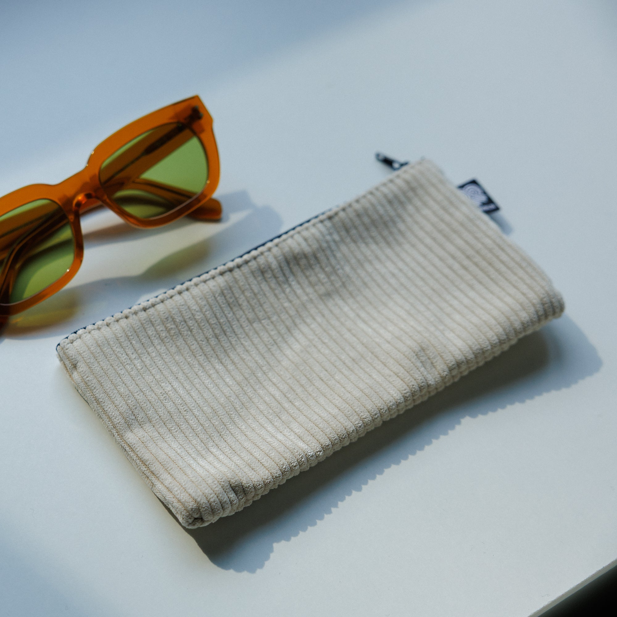 Etui lang, Cord Beige Usecase (2) #farbe_Beige