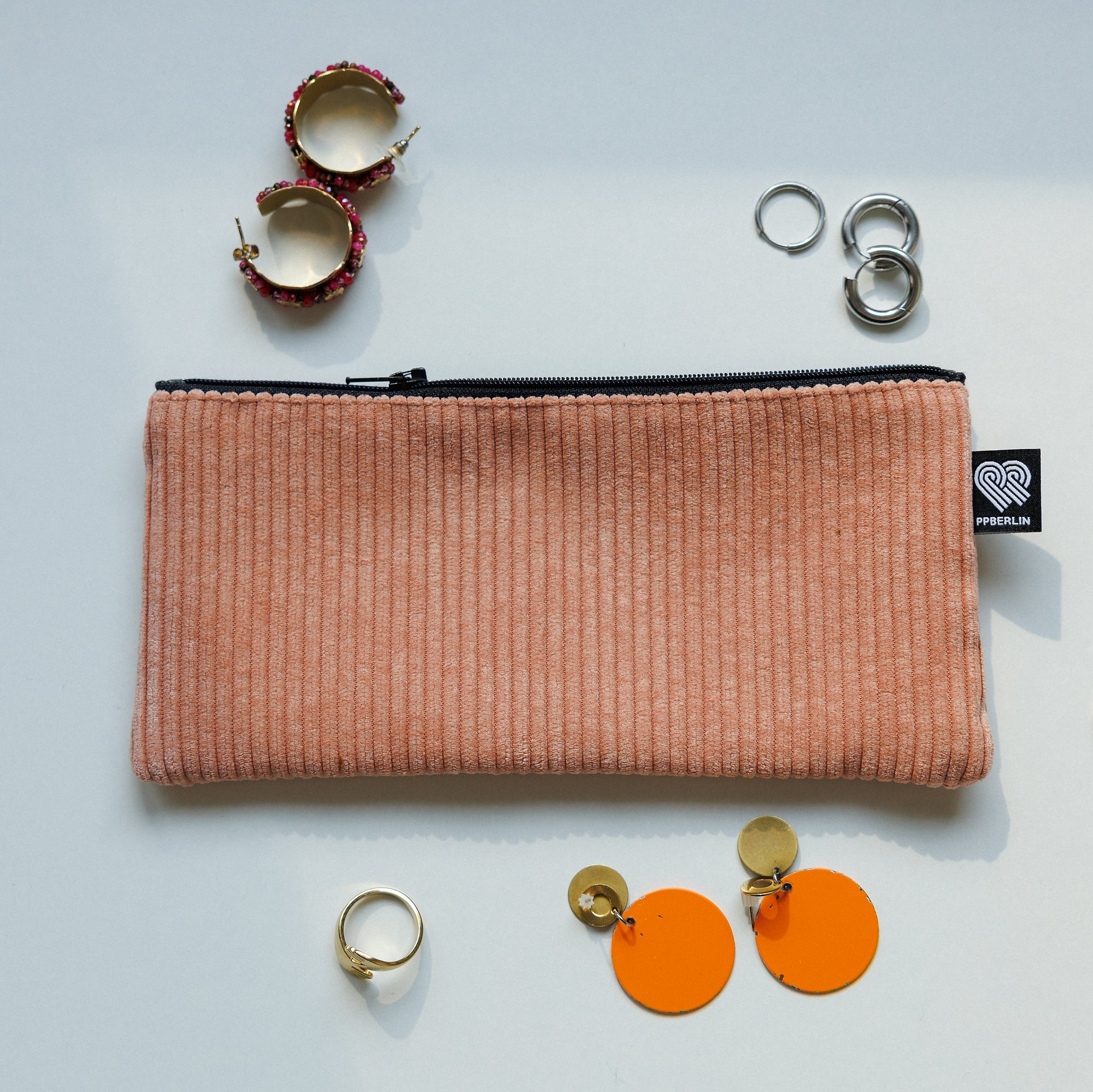 Etui lang, Cord Rosa Usecase (2) #farbe_Rosa