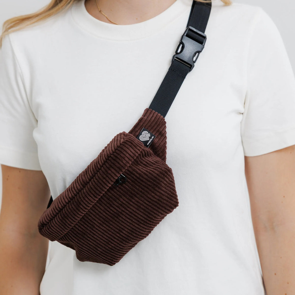 Bauchtasche Klein Eckig Cord Dunkelbraun Detail3 (8) #farbe_Dunkelbraun