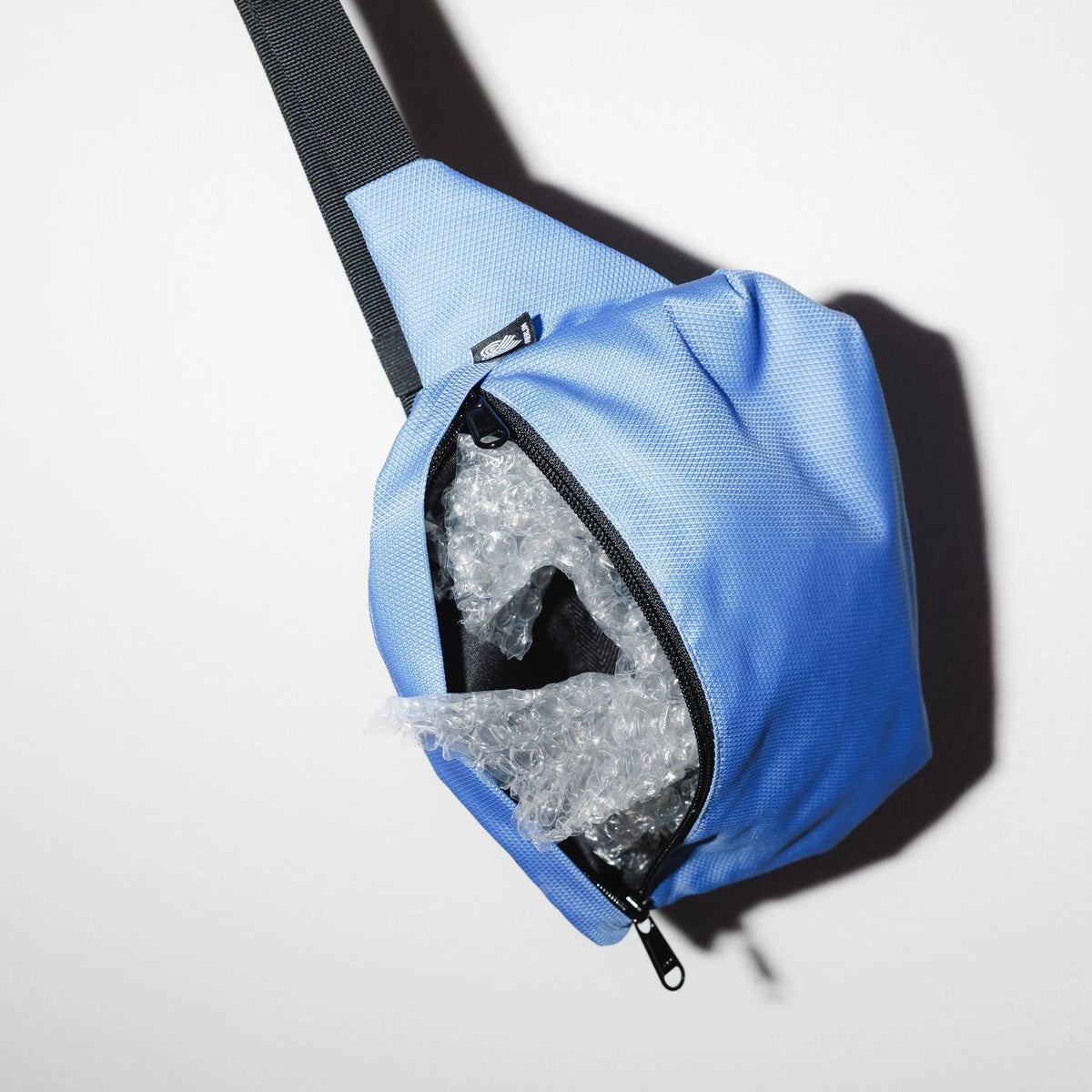 Bauchtasche Groß Eckig Meeresplastik Hellblau – Produktdetail geöffnetes Hauptfach #farbe_hellblau