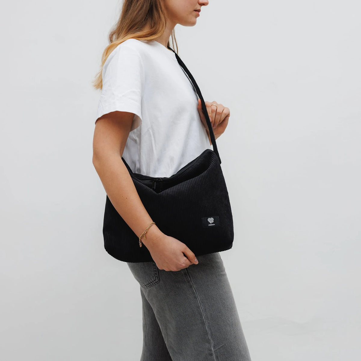 Schultertasche Medium Cord Schwarz Model2 (5) #farbe_Schwarz