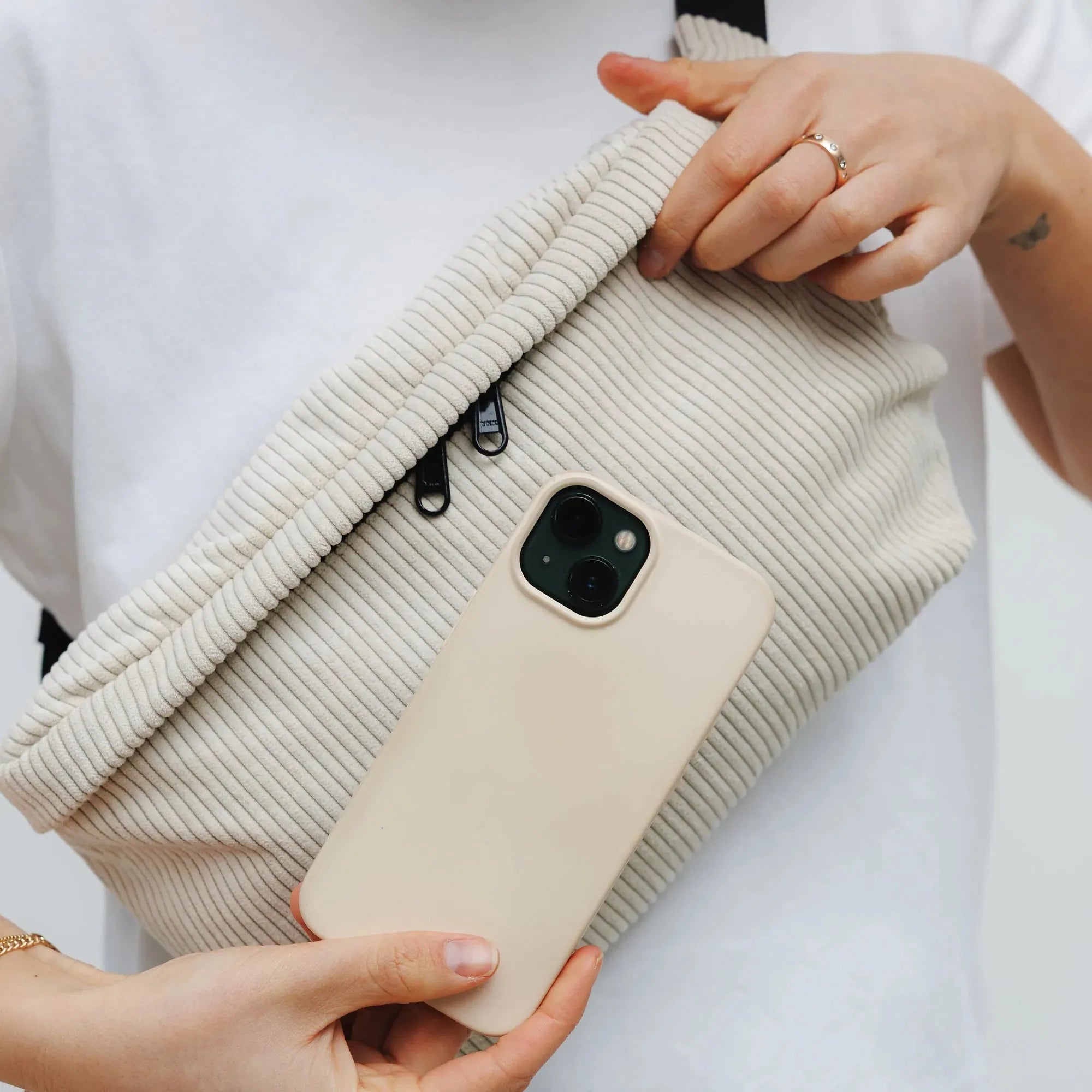 Bauchtasche groß, Cord Beige Tragebild2 (7) #farbe_Beige