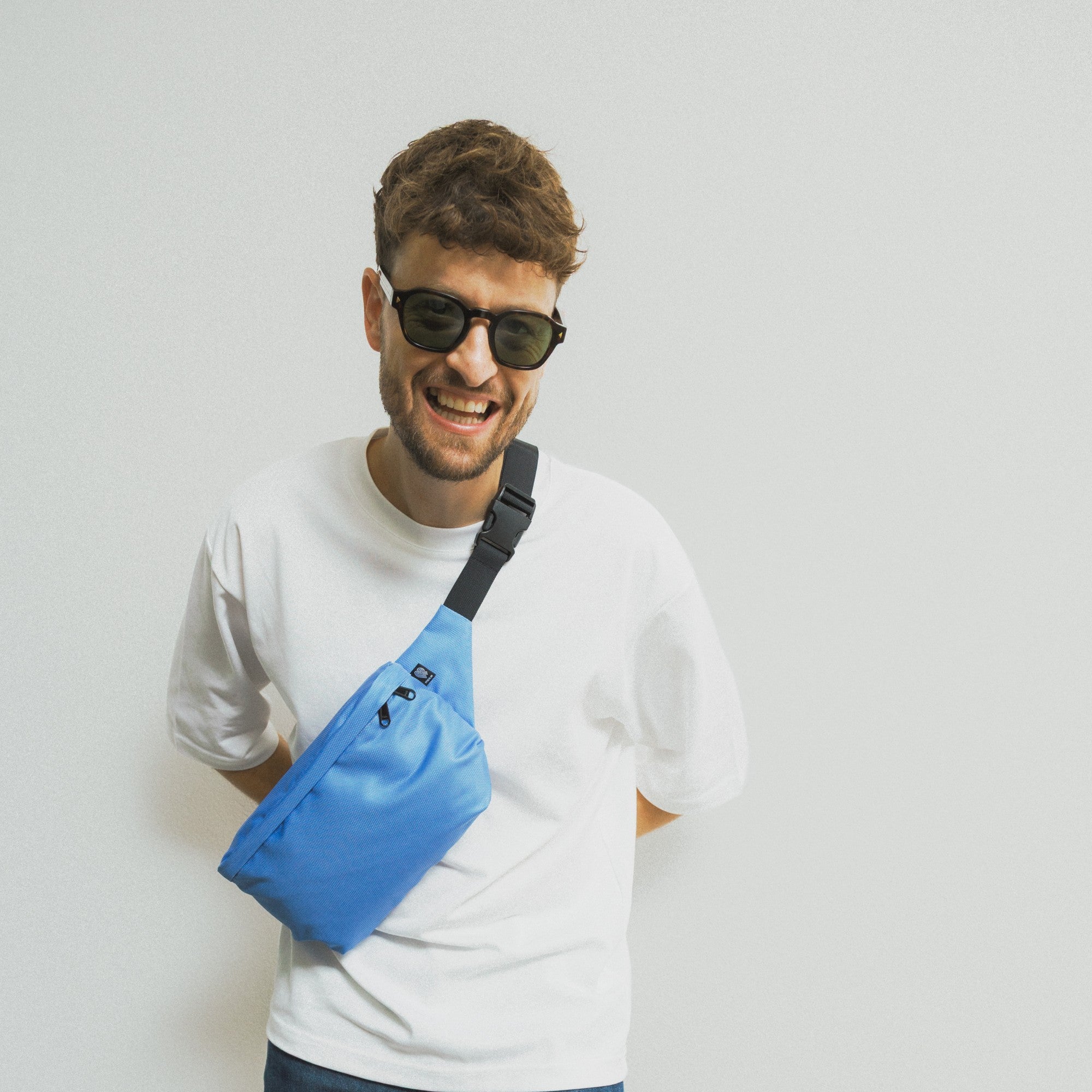 Bauchtasche Groß Eckig Meeresplastik Hellblau – Lifestyle getragen #farbe_hellblau
