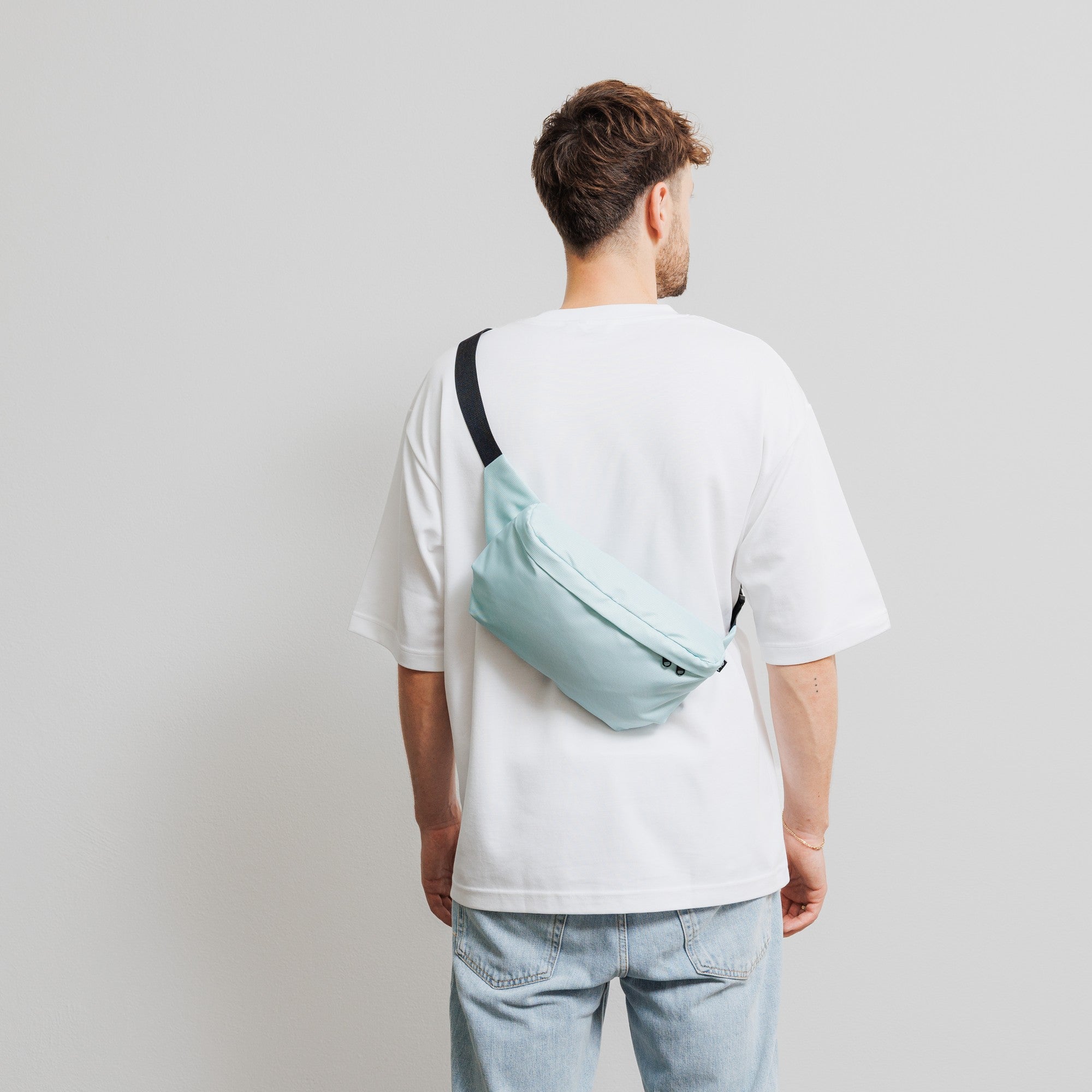 Bauchtasche Groß Eckig Meeresplastik Mint – Modelaufnahme Rückseite #farbe_mint