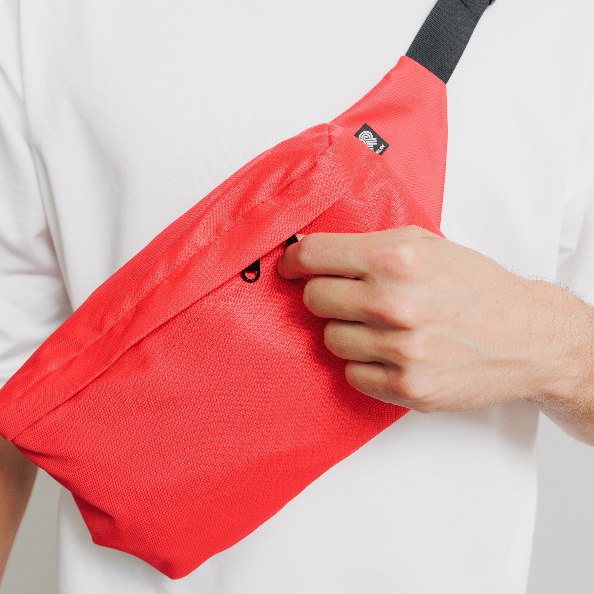 Bauchtasche Groß Eckig Meeresplastik Rot – Produktdetail Gurt und Verarbeitung #farbe_rot