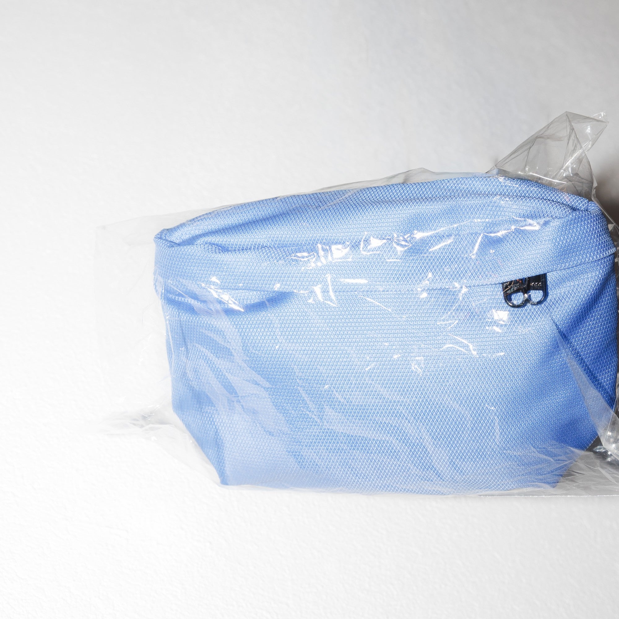 Bauchtasche Medium Eckig Meeresplastik Hellblau – Materialstory Produktansicht #farbe_hellblau
