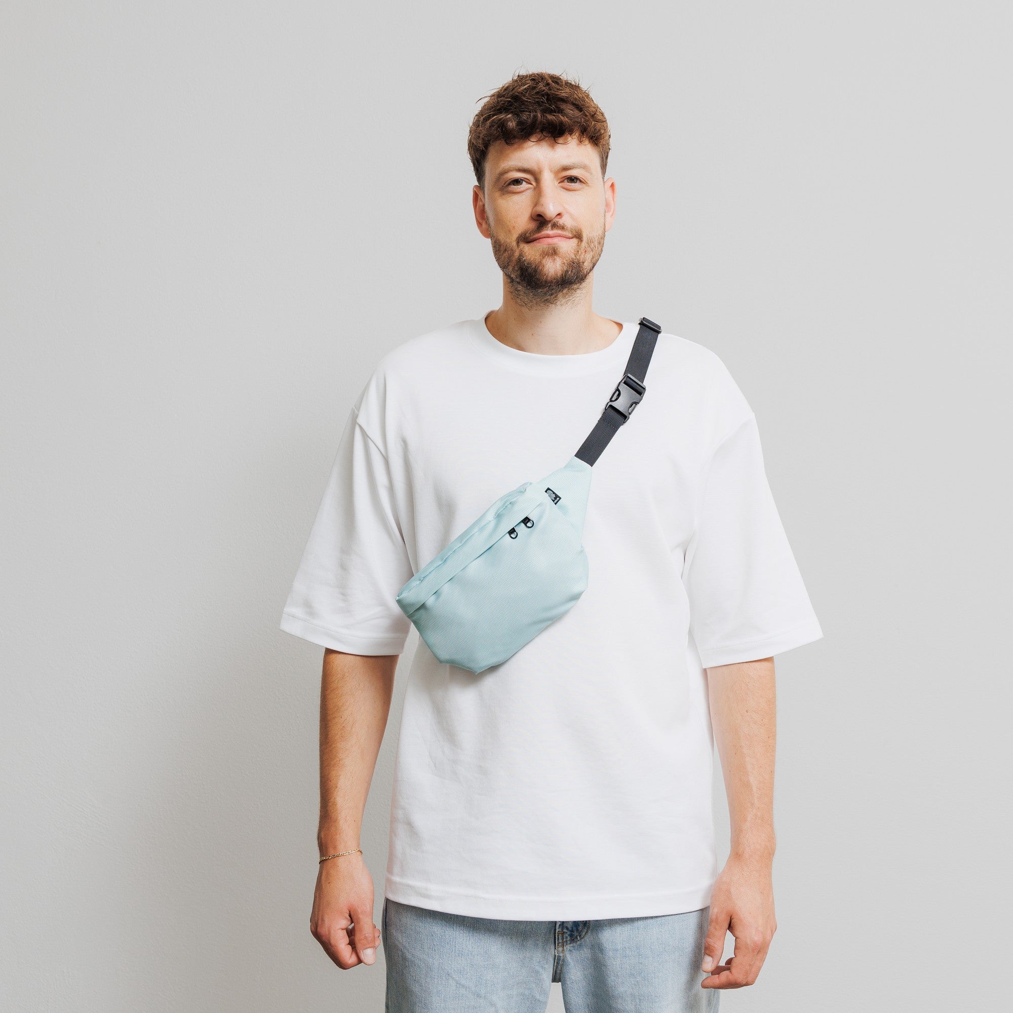Bauchtasche Medium Eckig Meeresplastik Mint – Modelaufnahme Vorderseite #farbe_mint