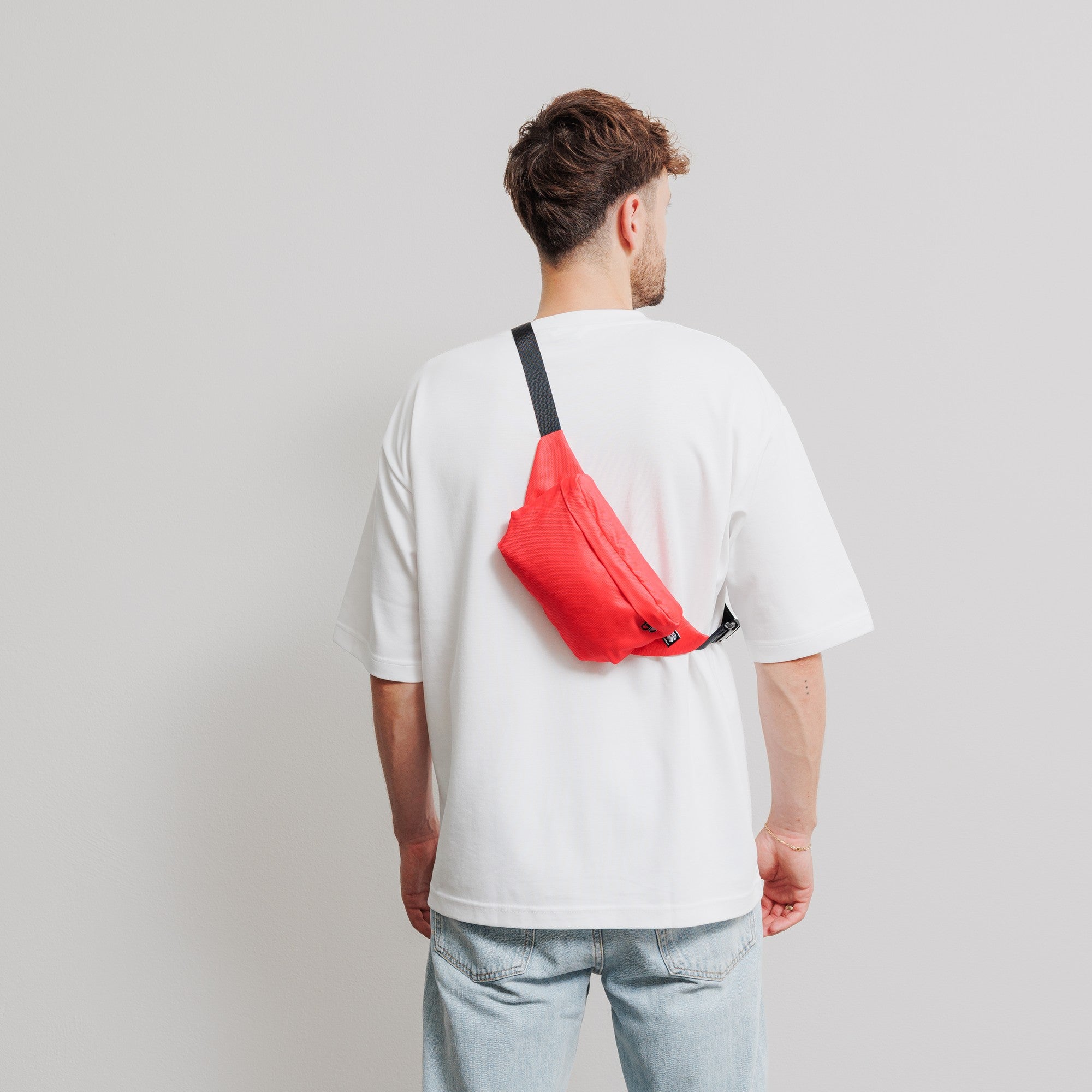 Bauchtasche Medium Eckig Meeresplastik Rot – Produktdetail Rückseite #farbe_rot