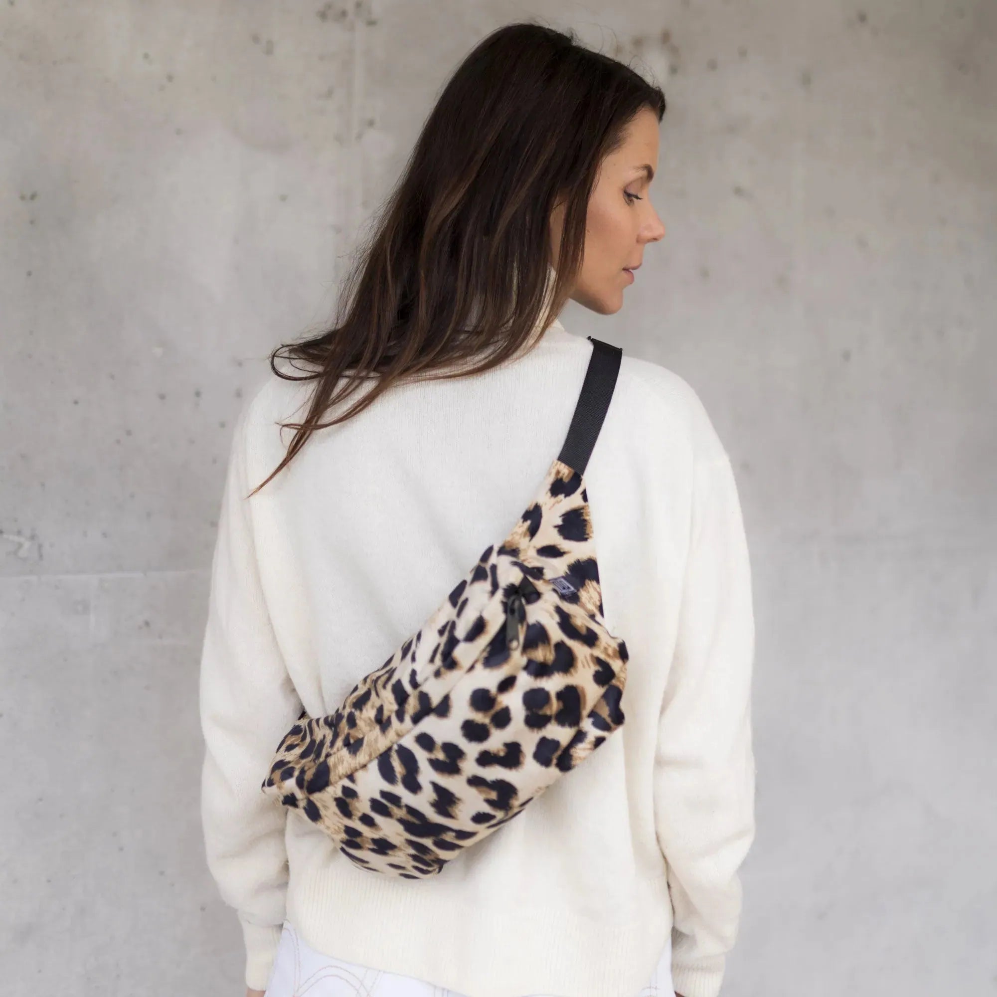 Bauchtasche groß, Samt Leo Tragebild1 (2) #farbe_Leo